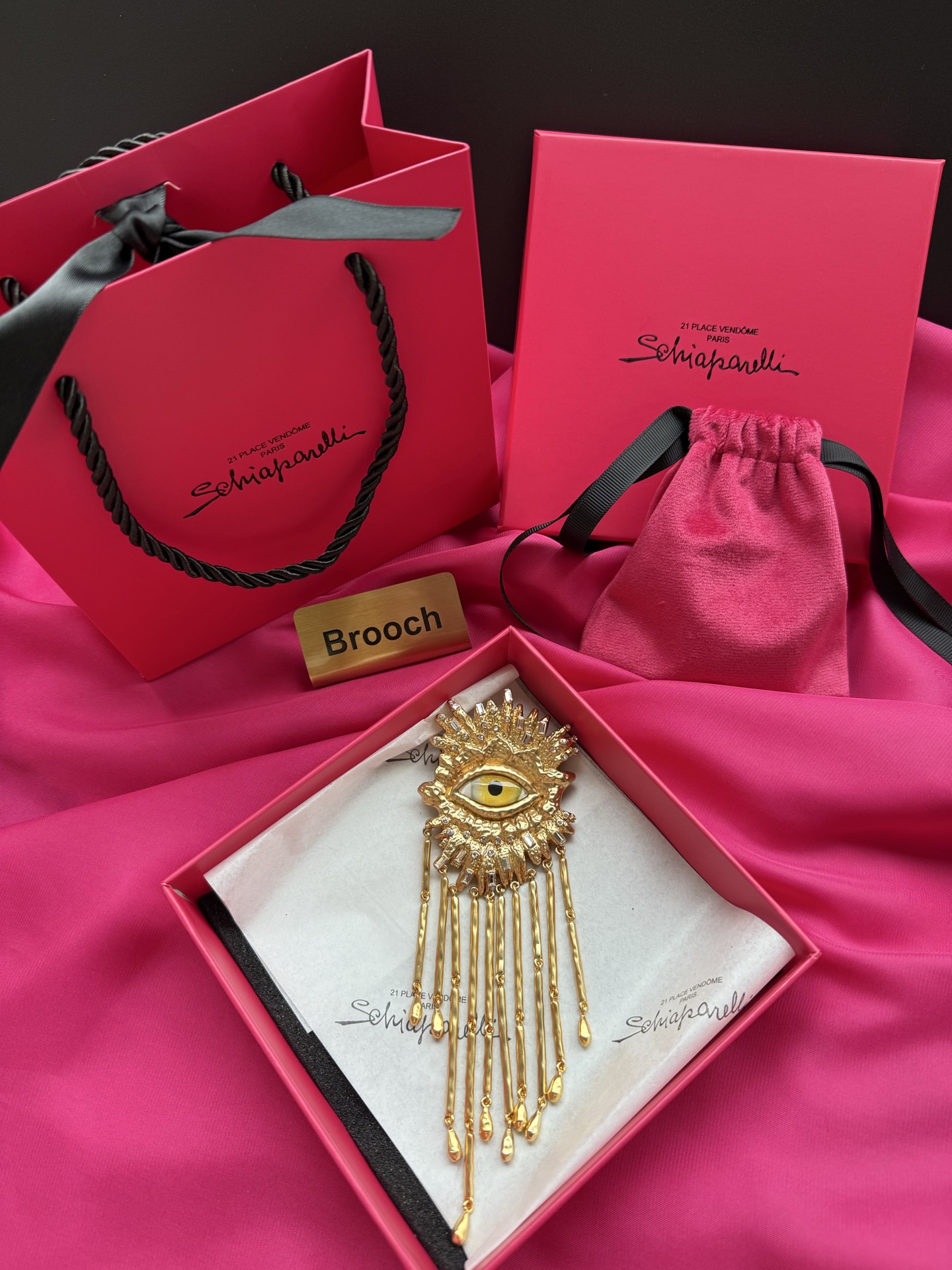 Брошь Schiaparelli в виде глаза