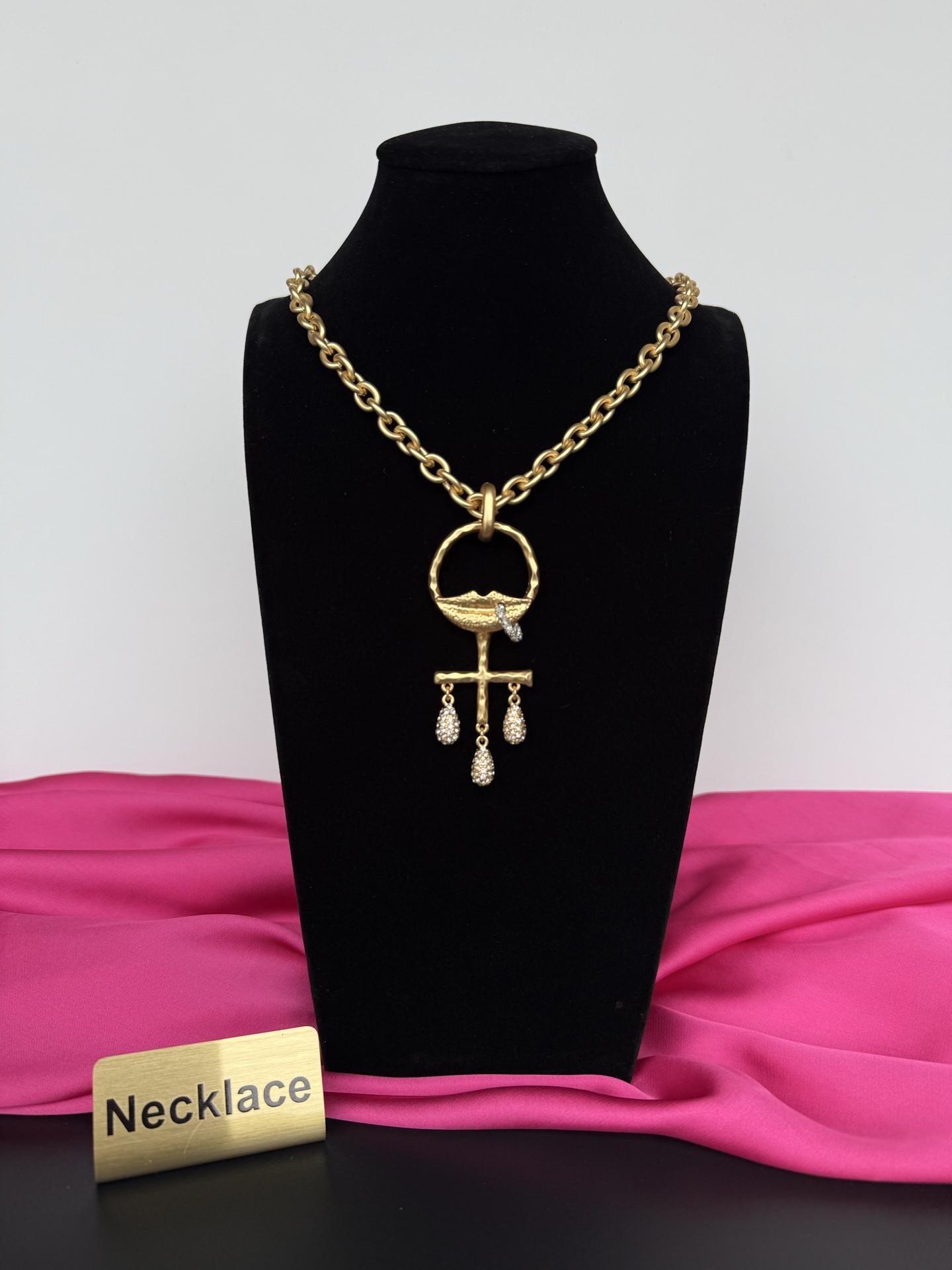 Золотистое колье с подвеской Schiaparelli