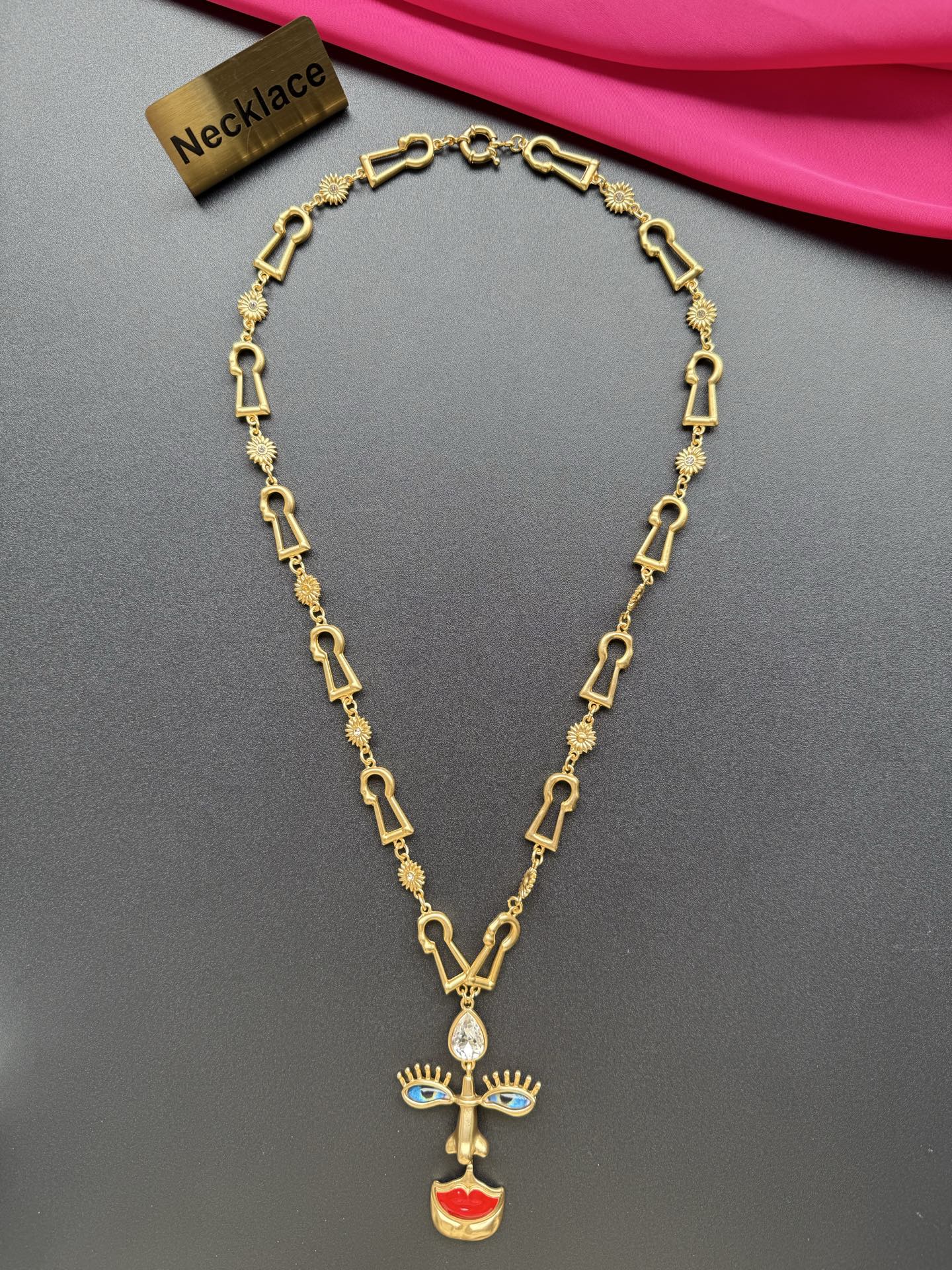 Колье с декоративным подвеском Schiaparelli