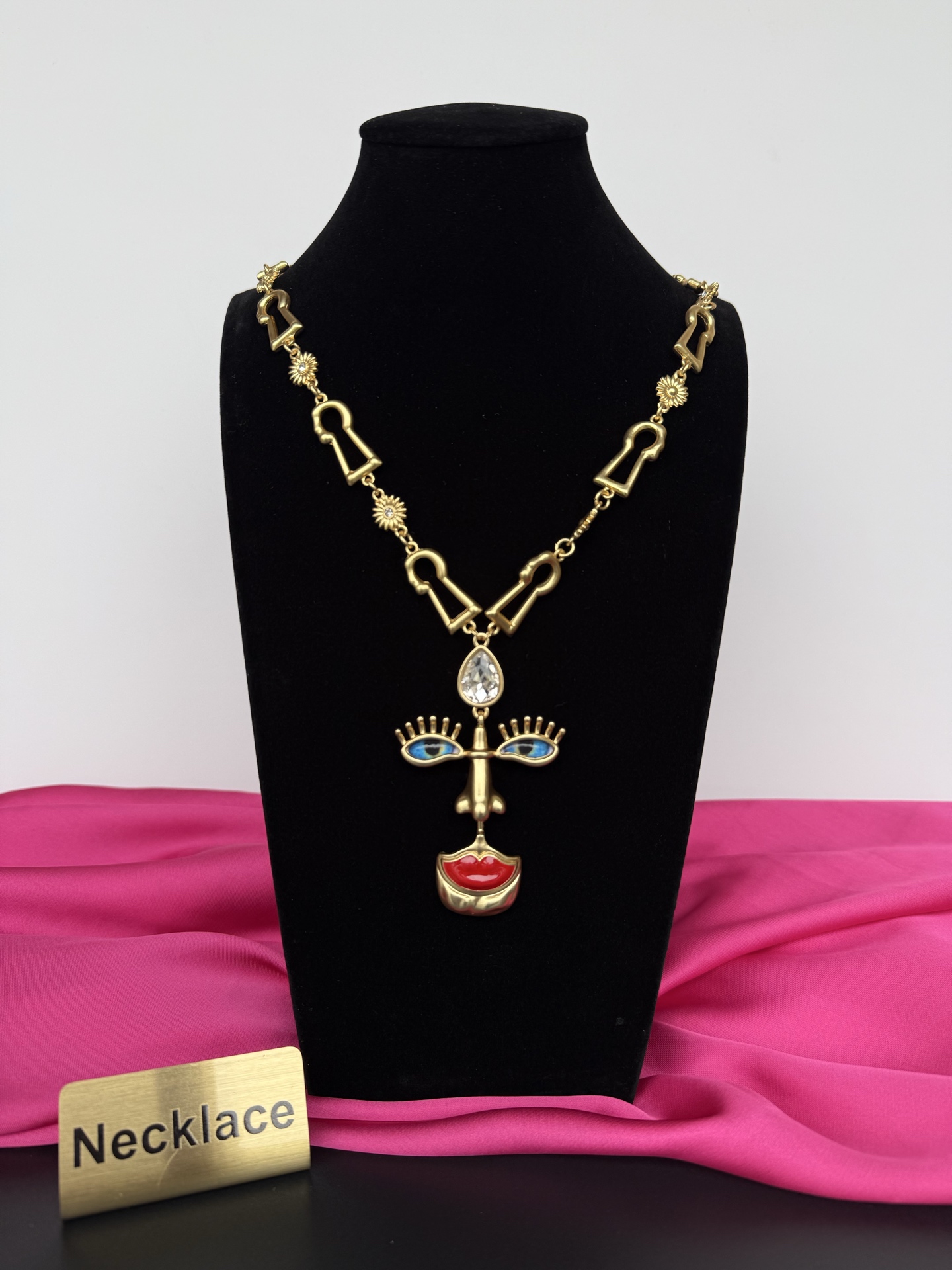 Колье с декоративным подвеском Schiaparelli