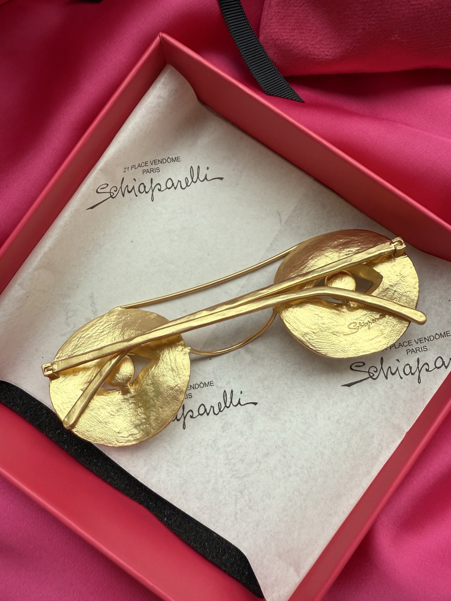 Брошь в виде очков с глазами Schiaparelli