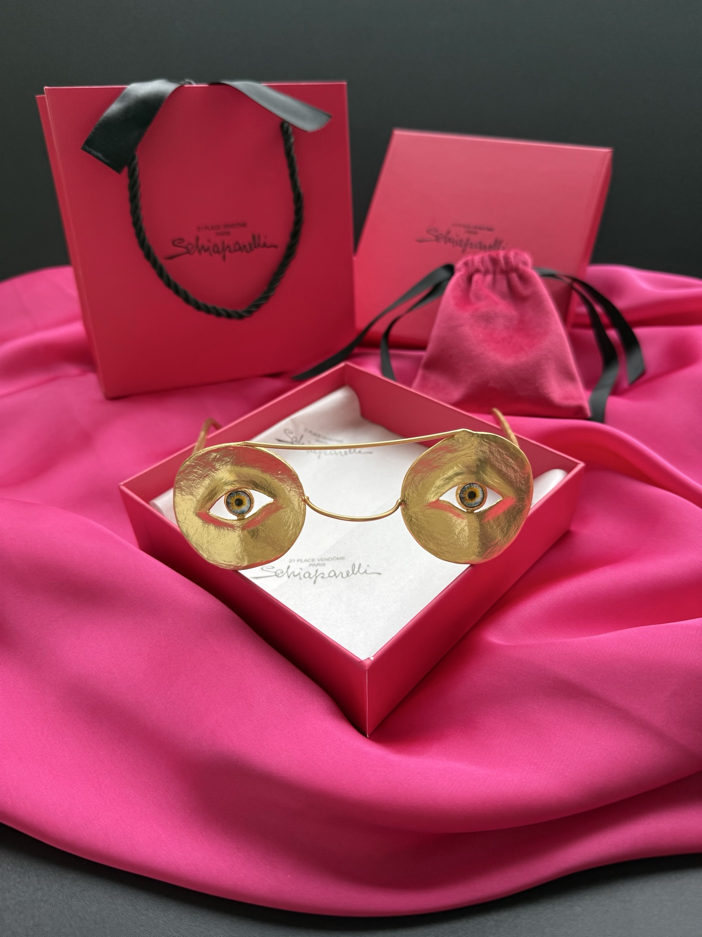 Брошь в виде очков с глазами Schiaparelli
