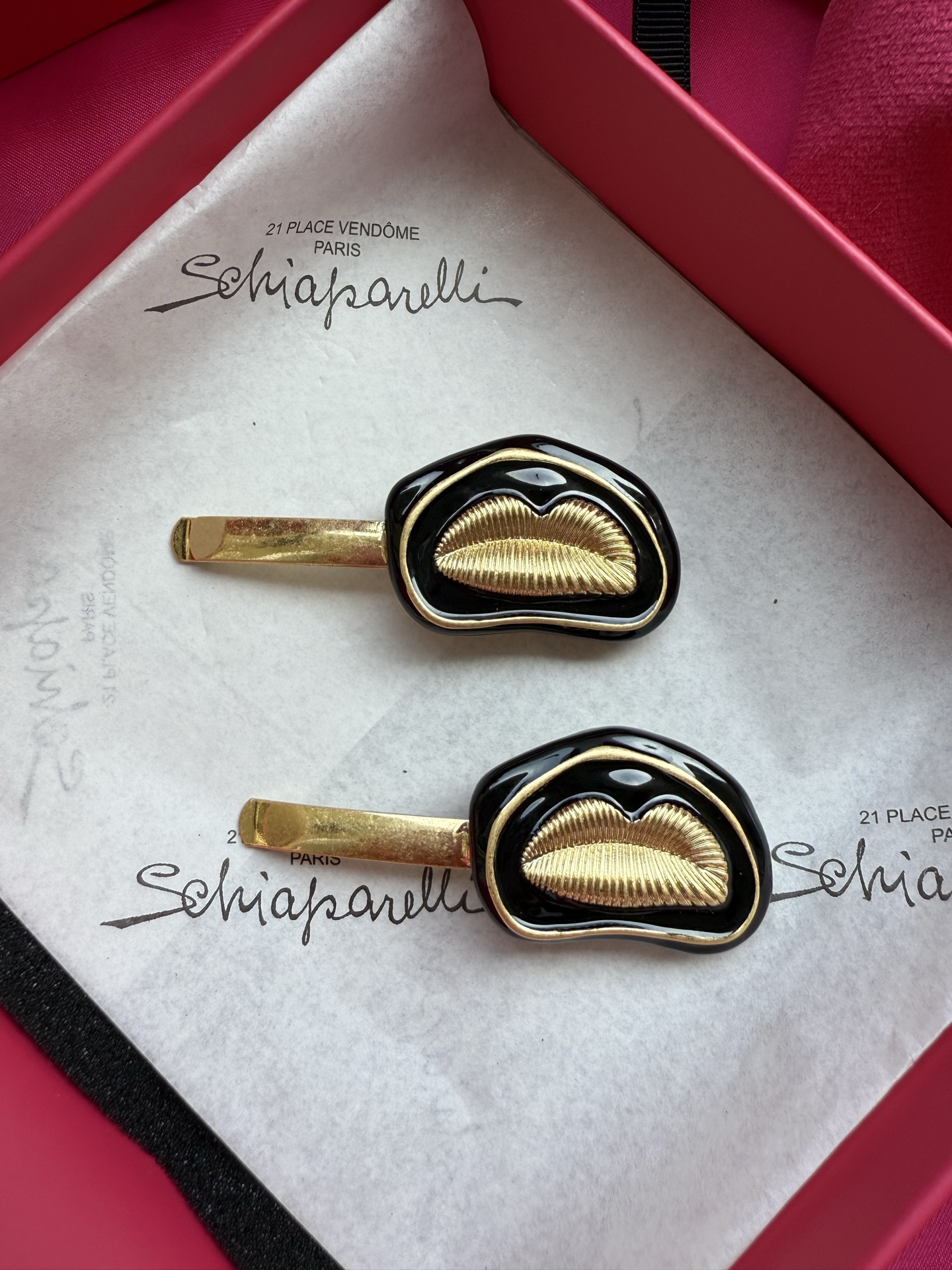 Брошь в виде губ Schiaparelli