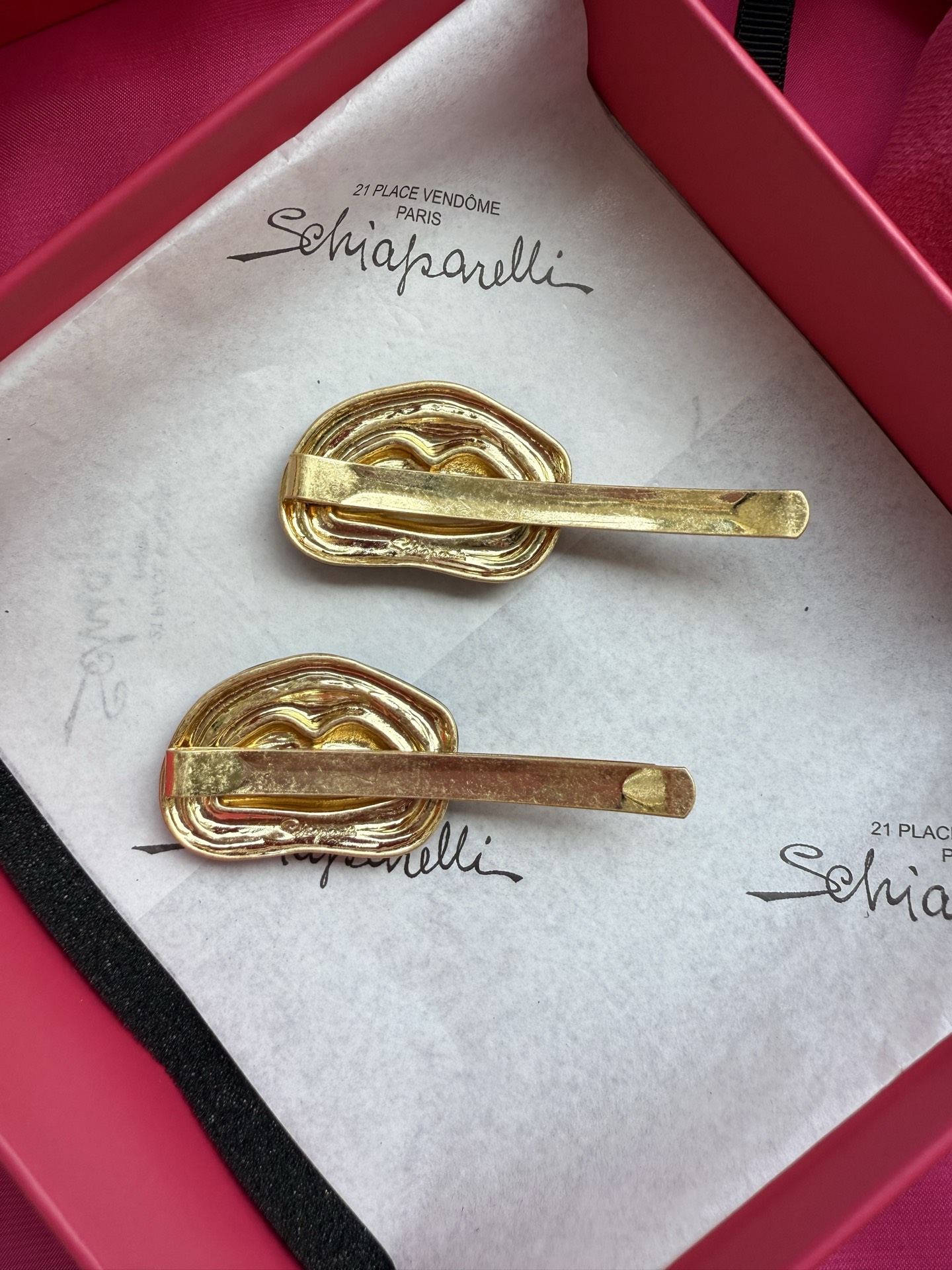 Брошь в виде губ Schiaparelli