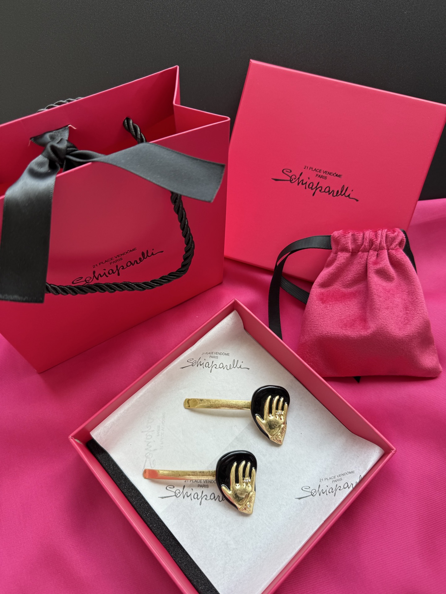 Брошь в виде руки с кристаллами Schiaparelli