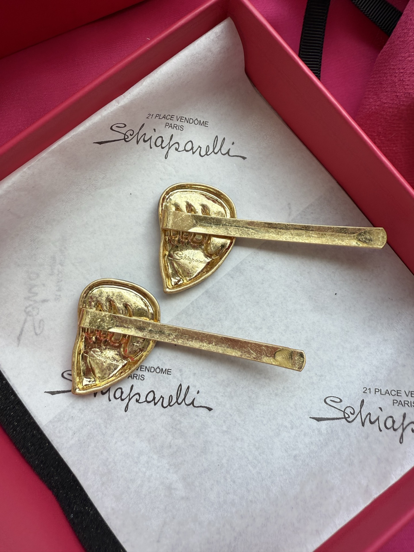 Брошь в виде руки с кристаллами Schiaparelli