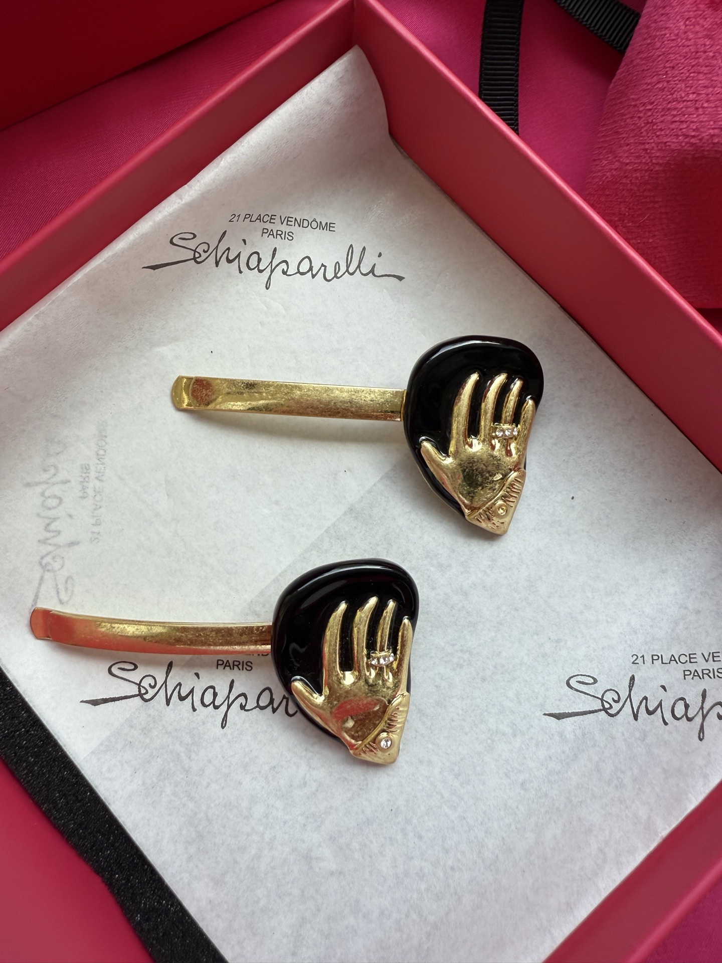 Брошь в виде руки с кристаллами Schiaparelli