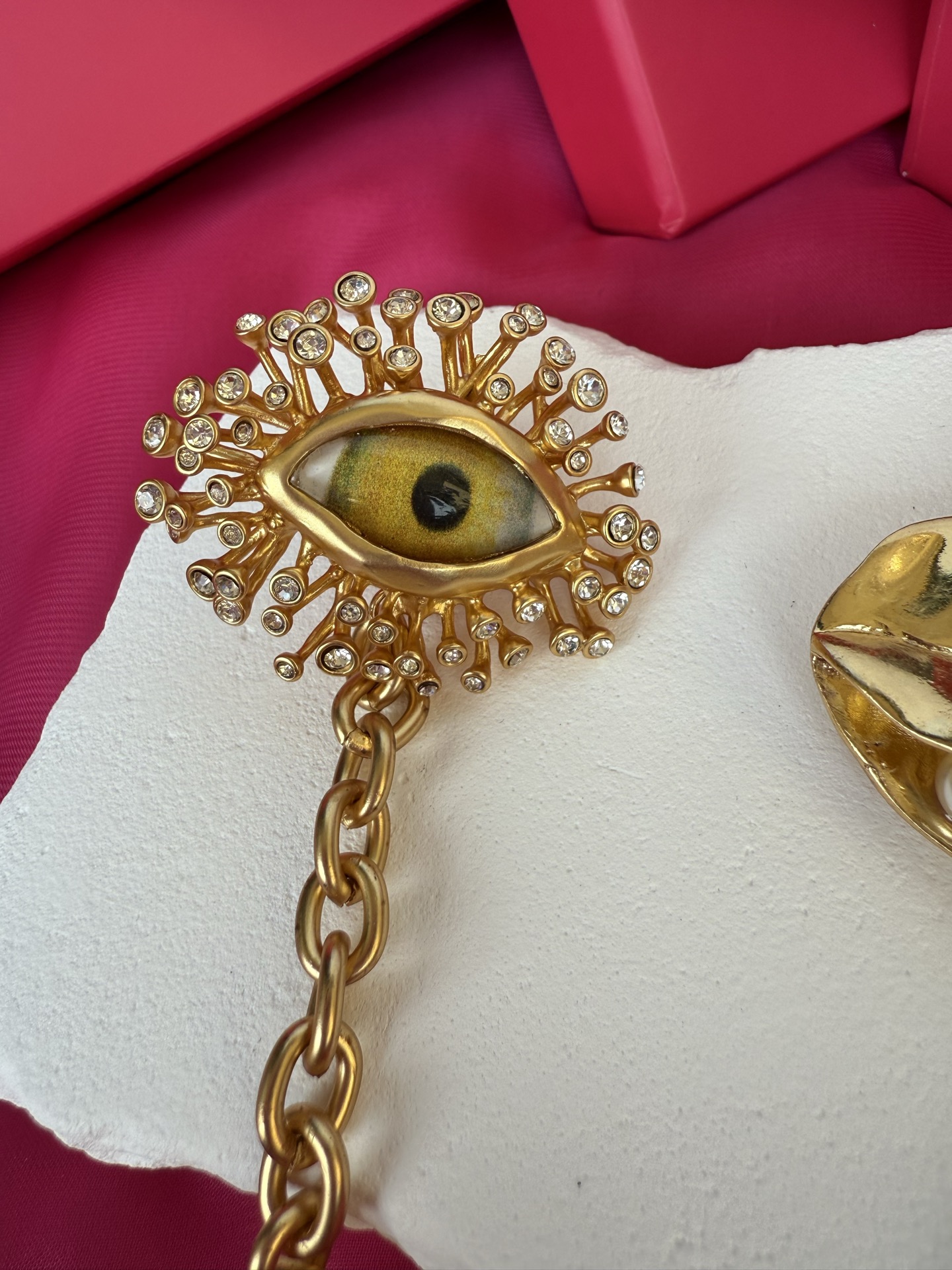 Брошь в виде глаза и губ с цепочкой Schiaparelli