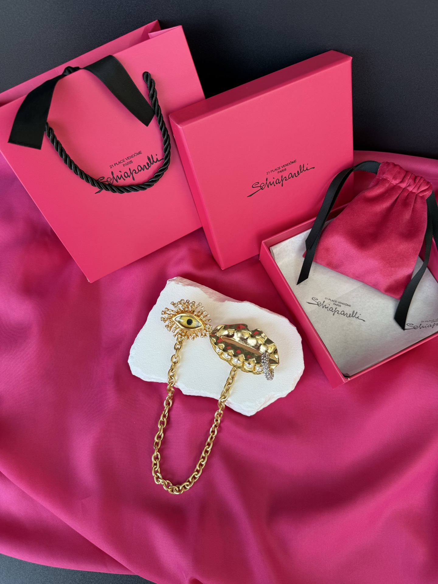 Брошь в виде глаза и губ с цепочкой Schiaparelli