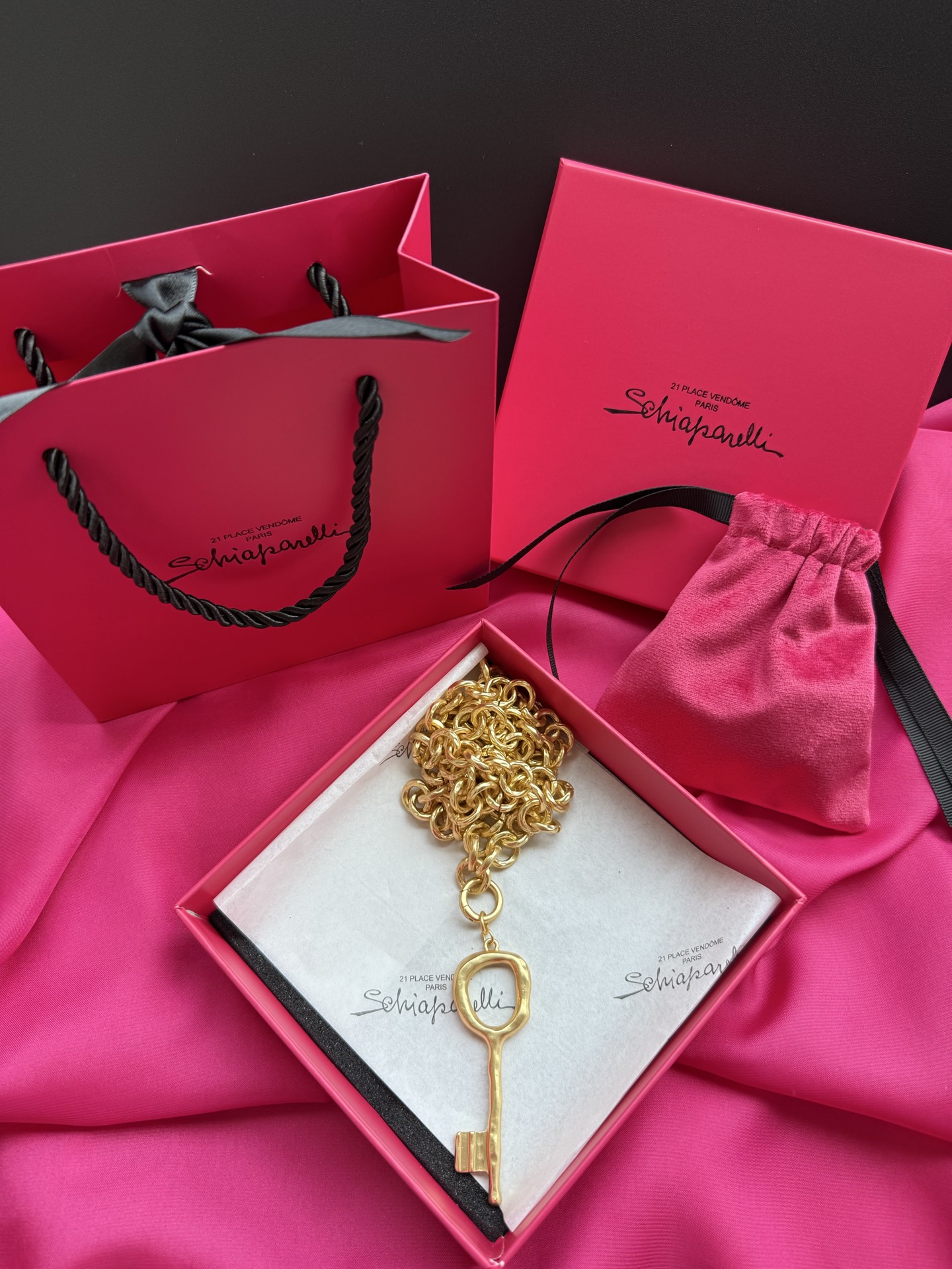 Золотистое колье с подвеской в виде ключа Schiaparelli