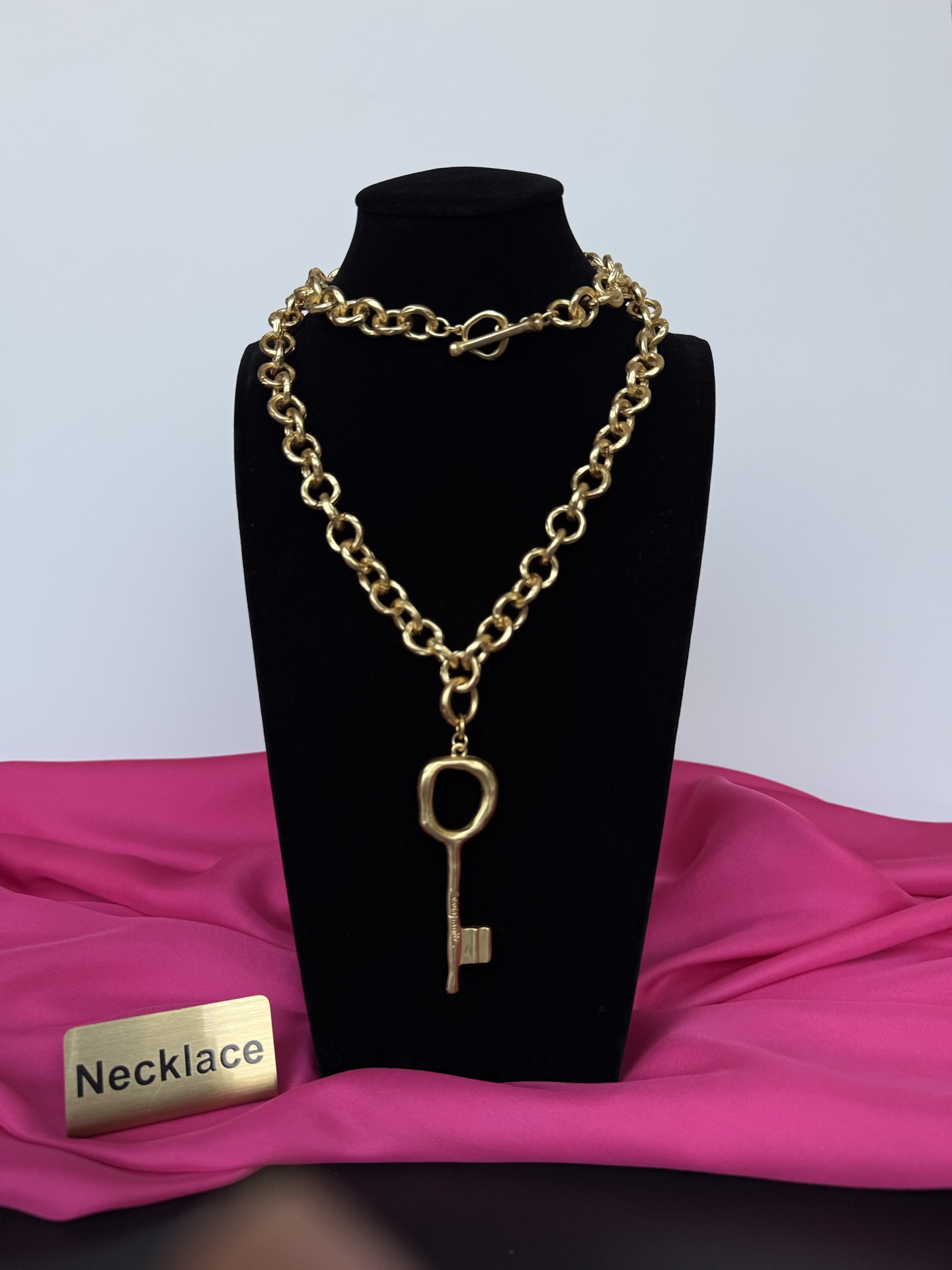 Золотистое колье с подвеской в виде ключа Schiaparelli