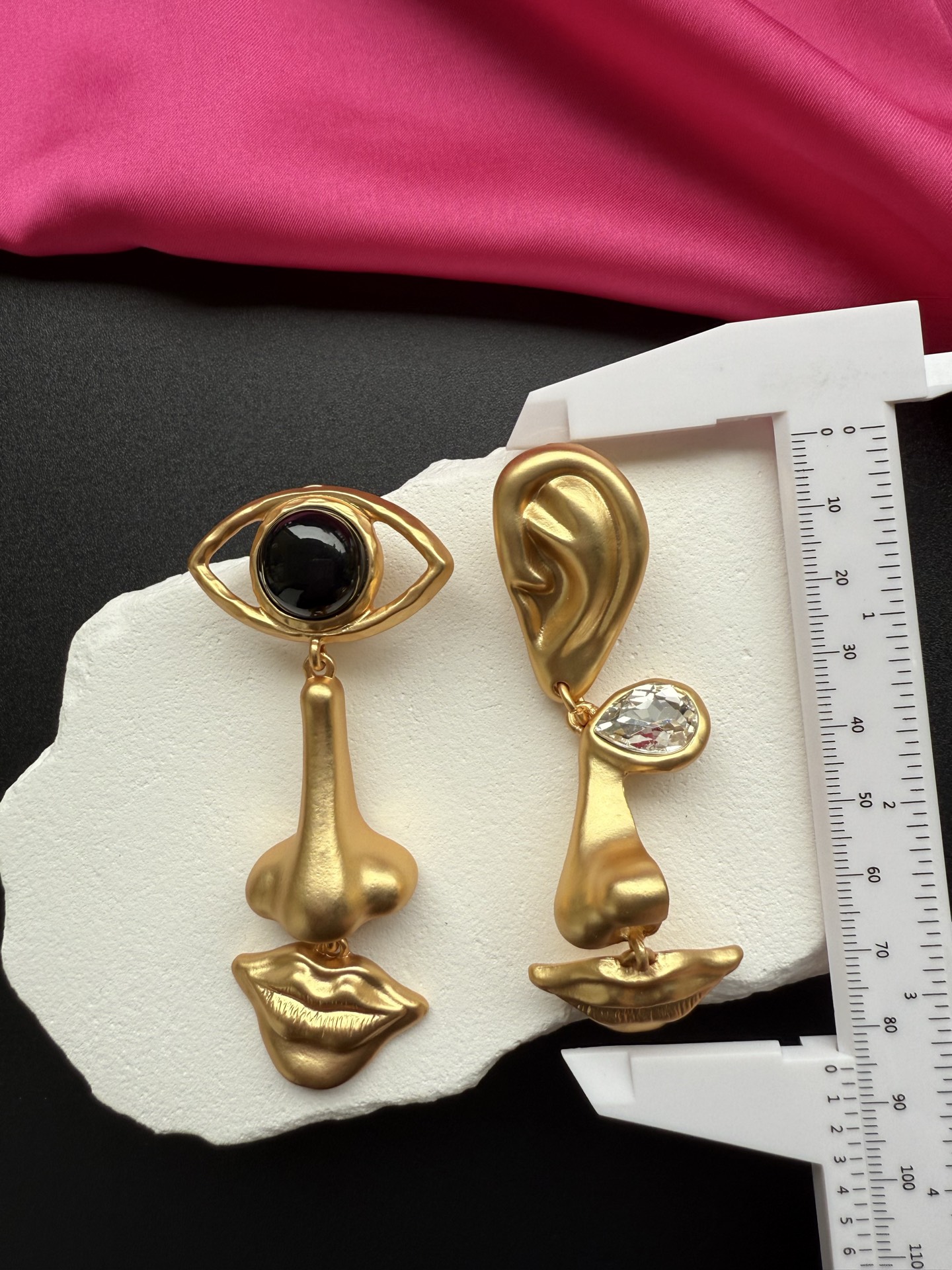 Серьги Schiaparelli с изображением глаза, уха и губ