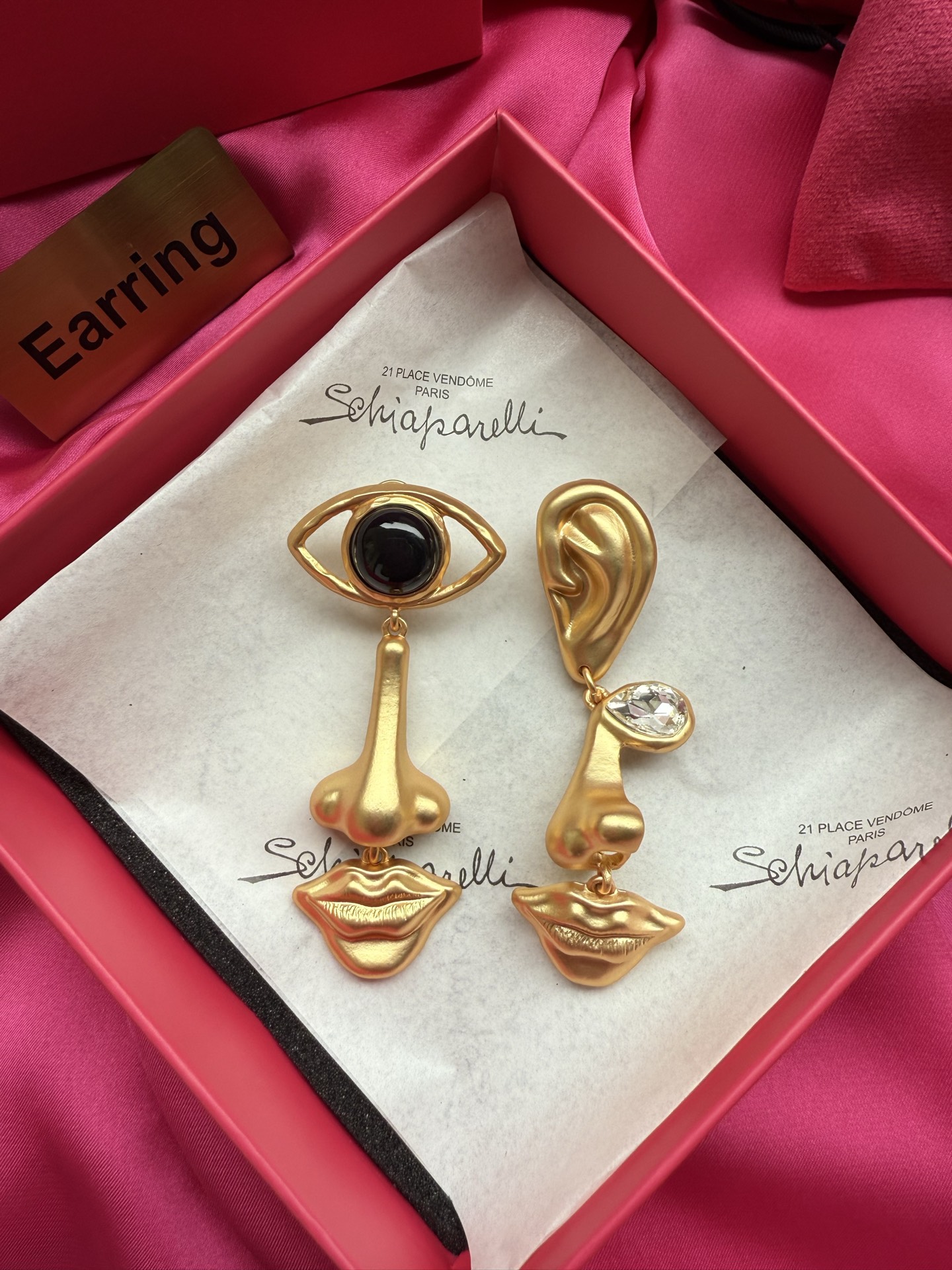 Серьги Schiaparelli с изображением глаза, уха и губ