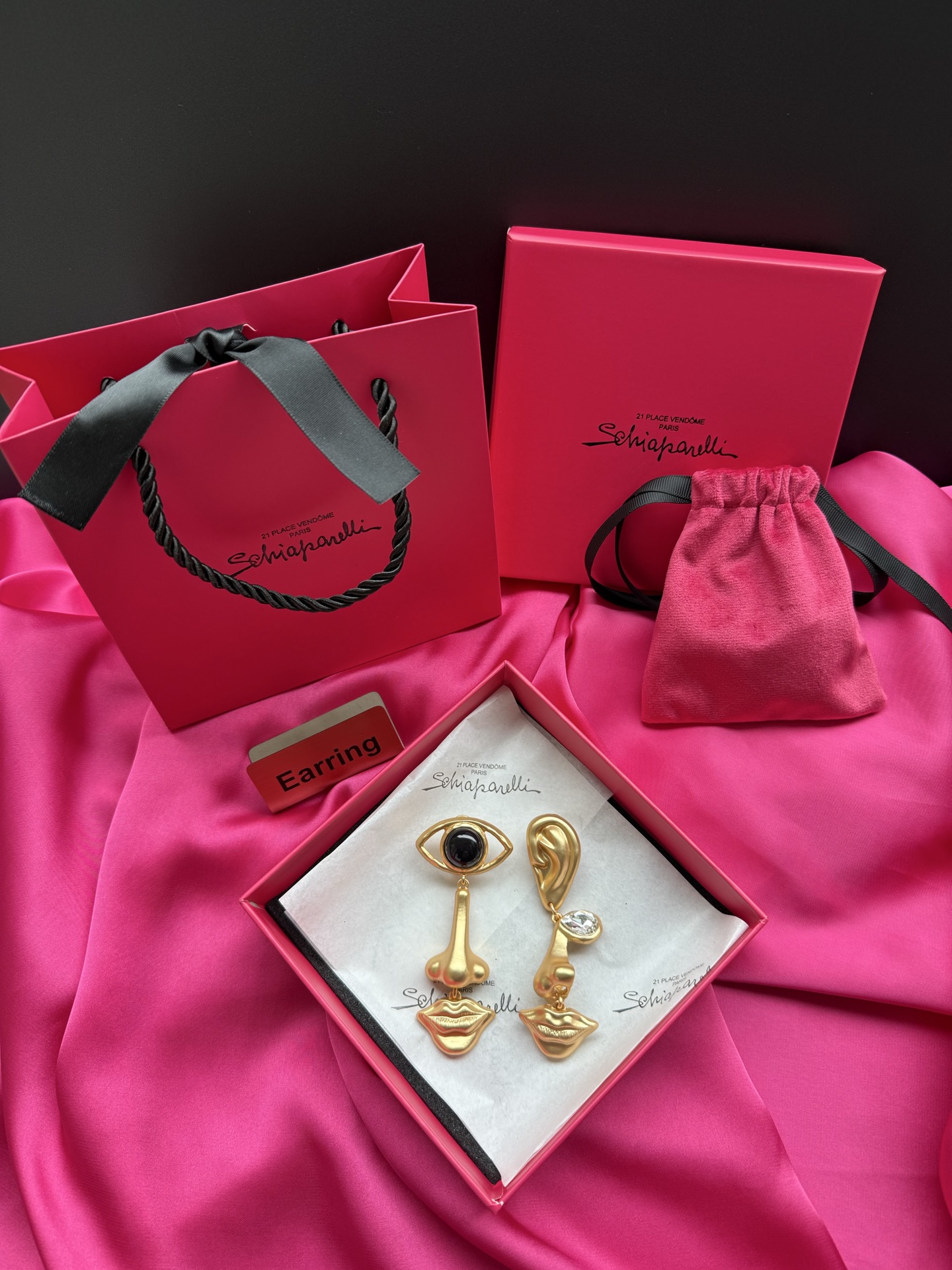 Серьги Schiaparelli с изображением глаза, уха и губ