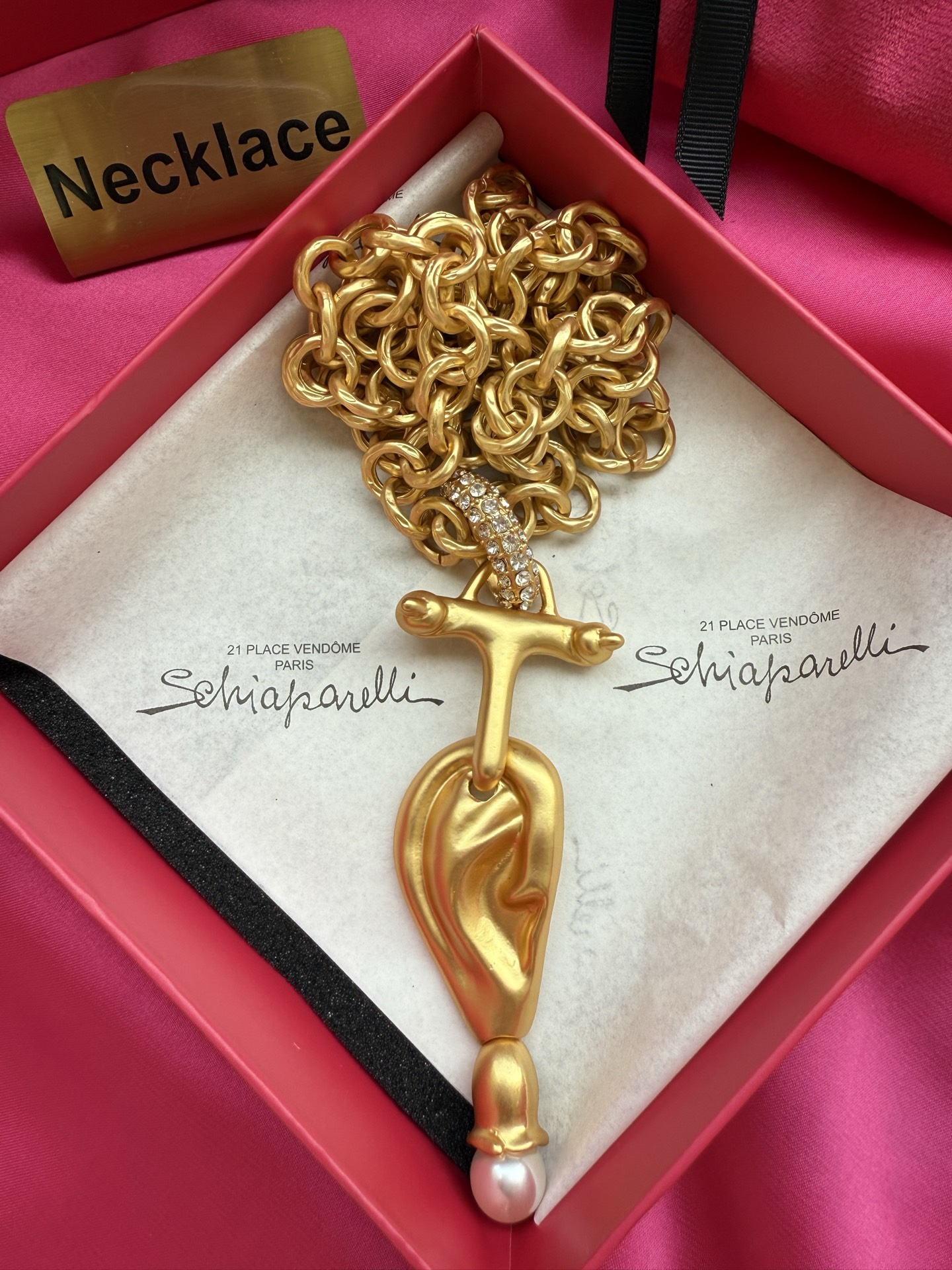 Золотистое колье с подвеской в виде уха Schiaparelli