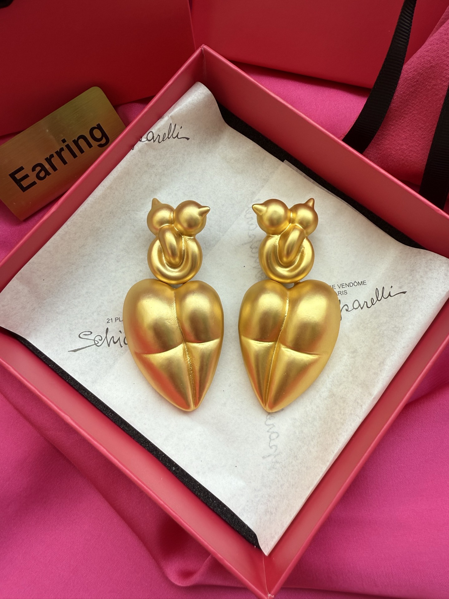 Золотистые серьги в форме сердец Schiaparelli