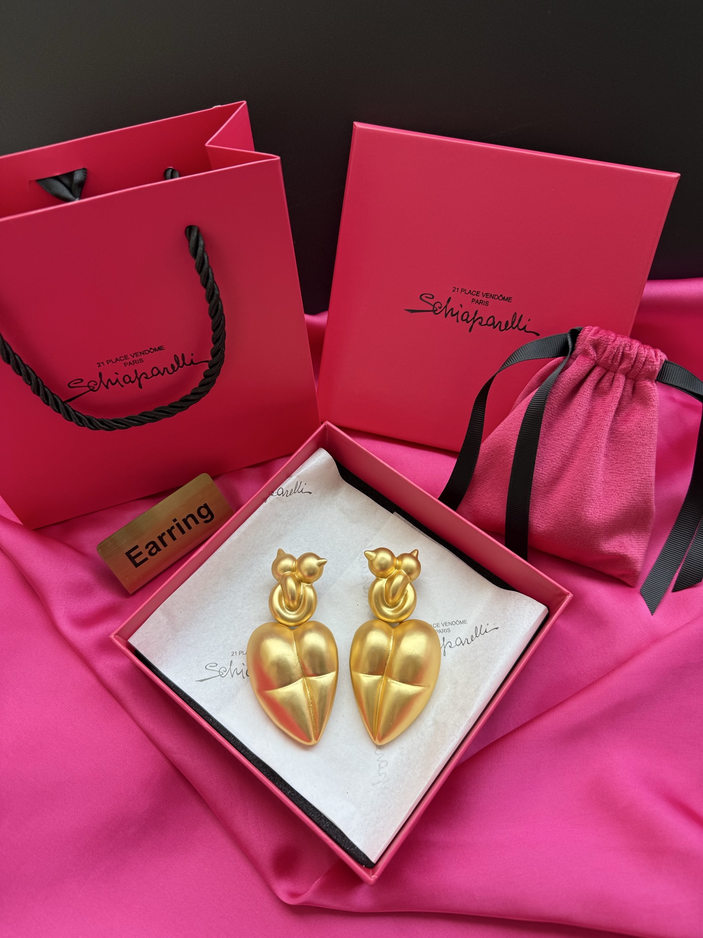 Золотистые серьги в форме сердец Schiaparelli