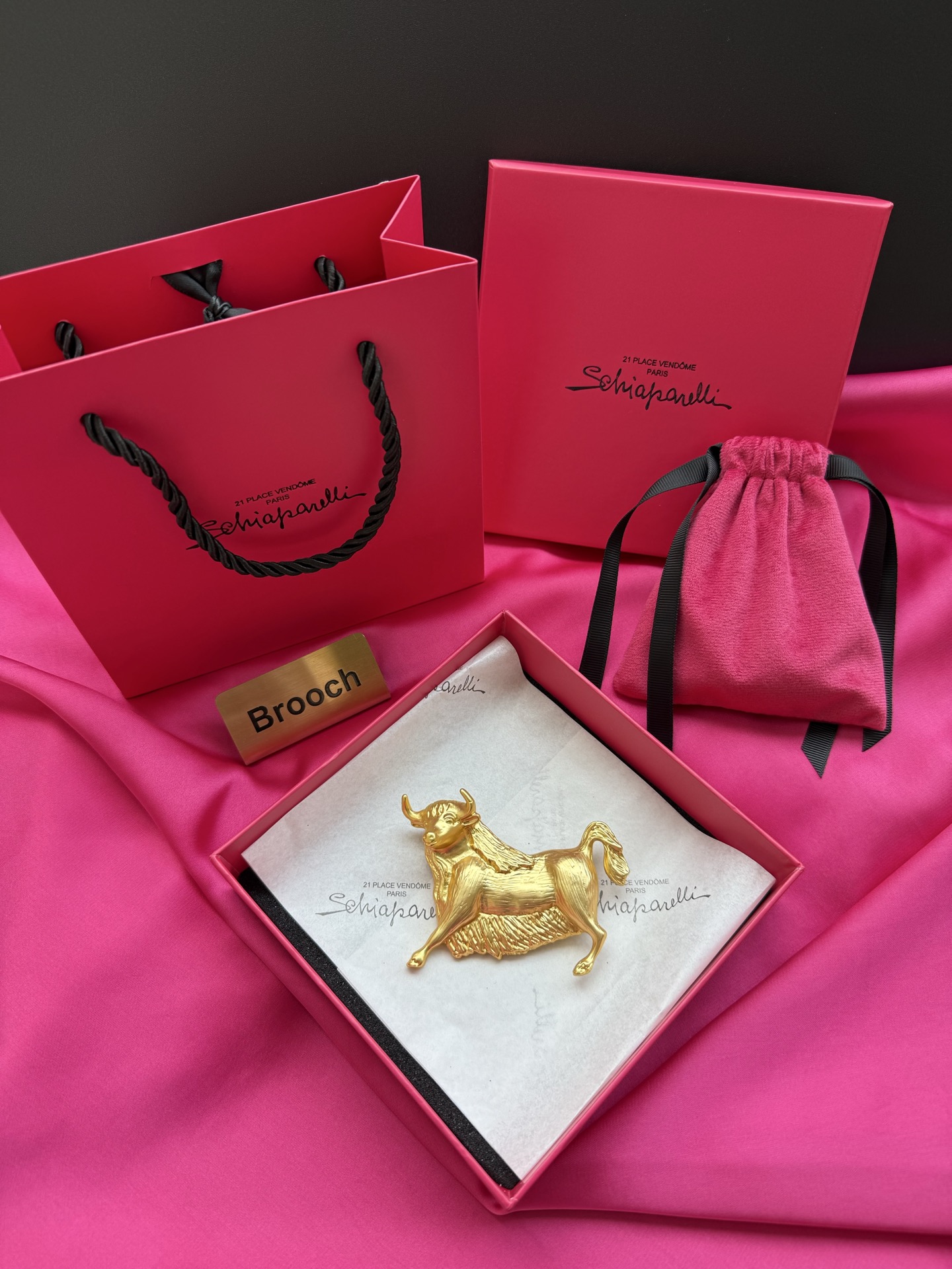 Брошь Schiaparelli в виде быка