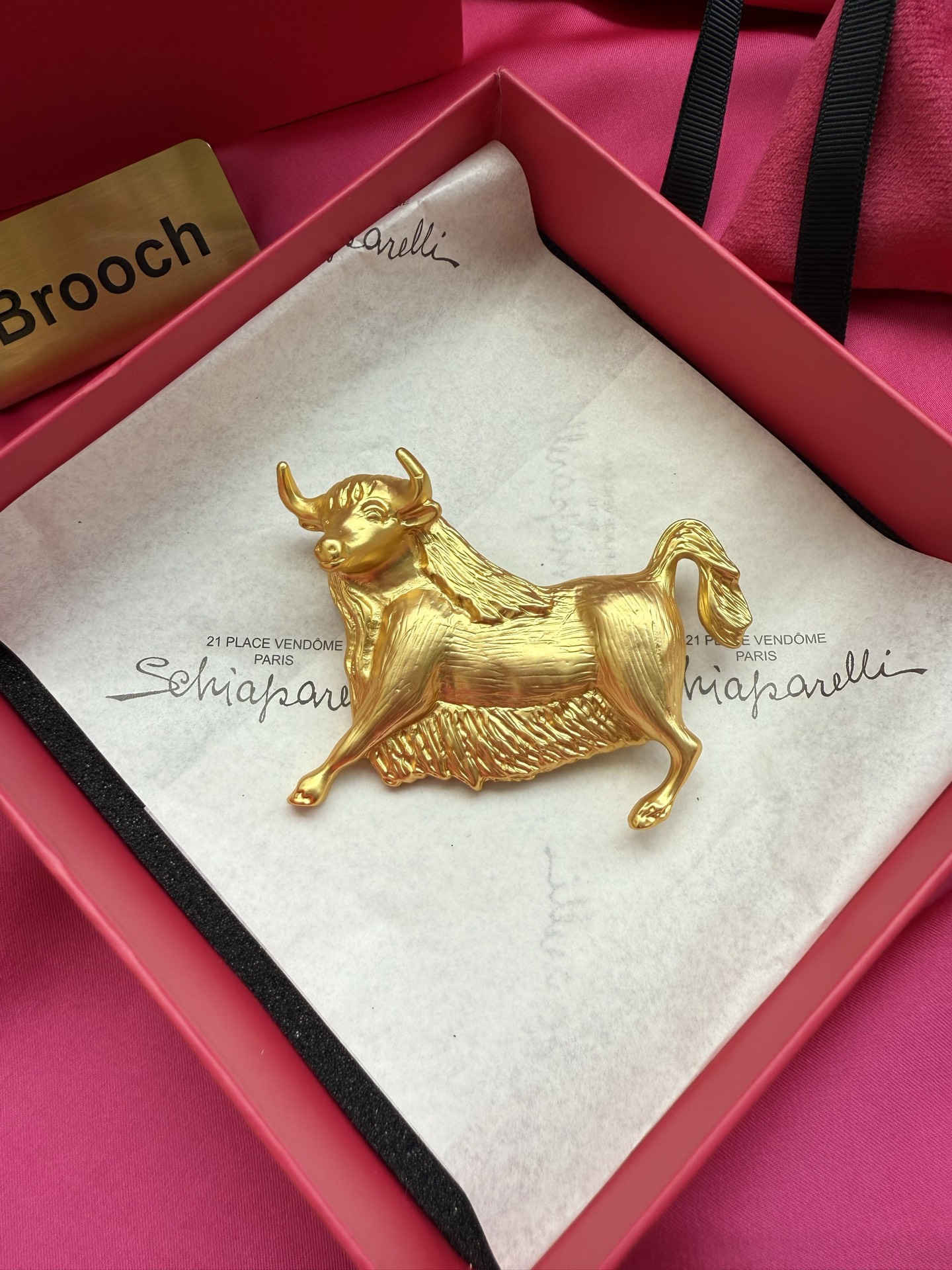 Брошь Schiaparelli в виде быка