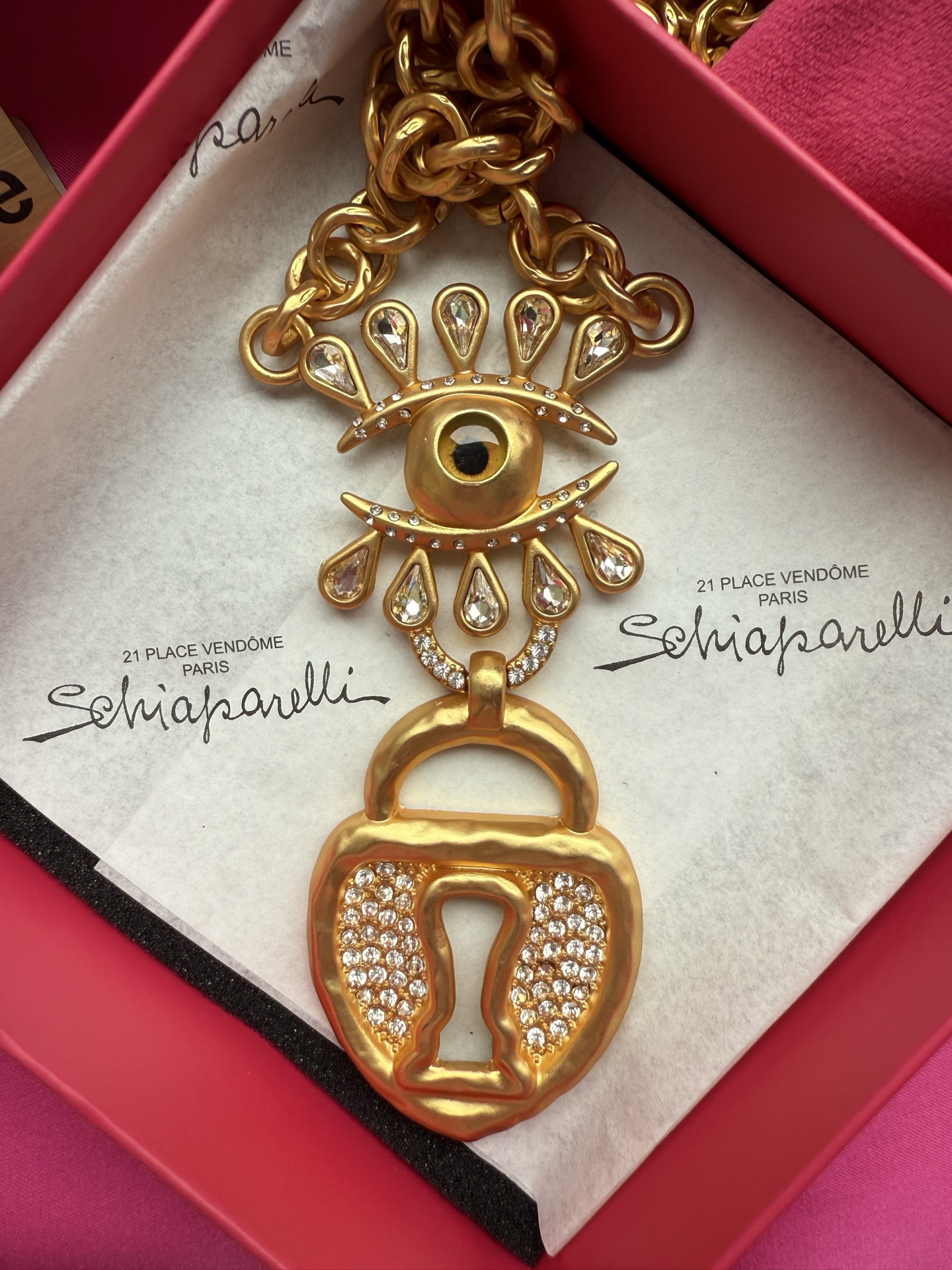 Золотистое колье с глазом и замком Schiaparelli