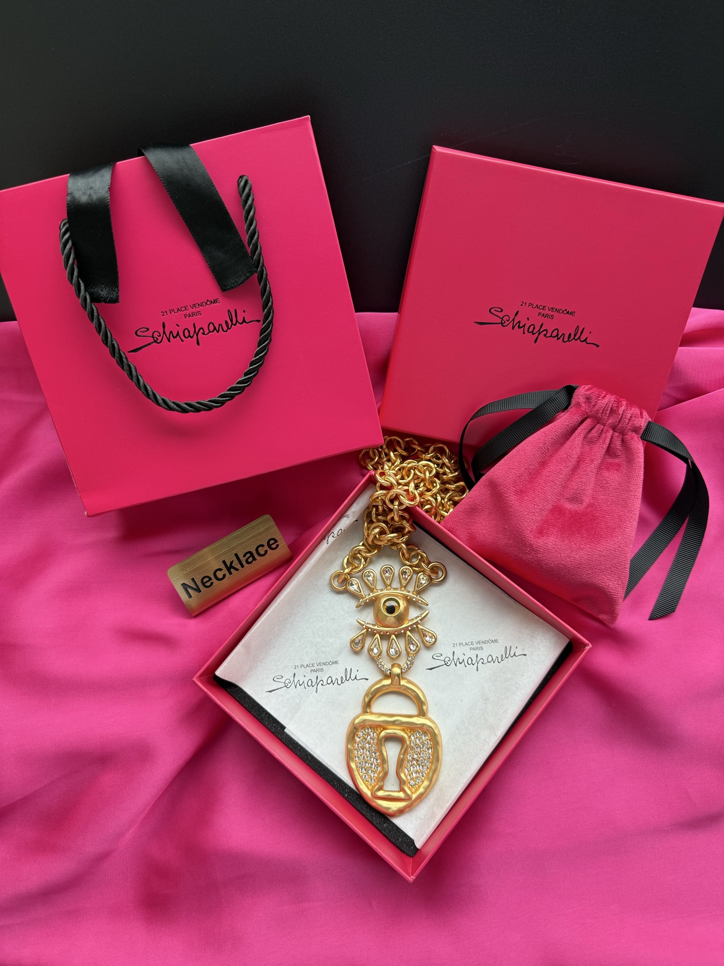 Золотистое колье с глазом и замком Schiaparelli