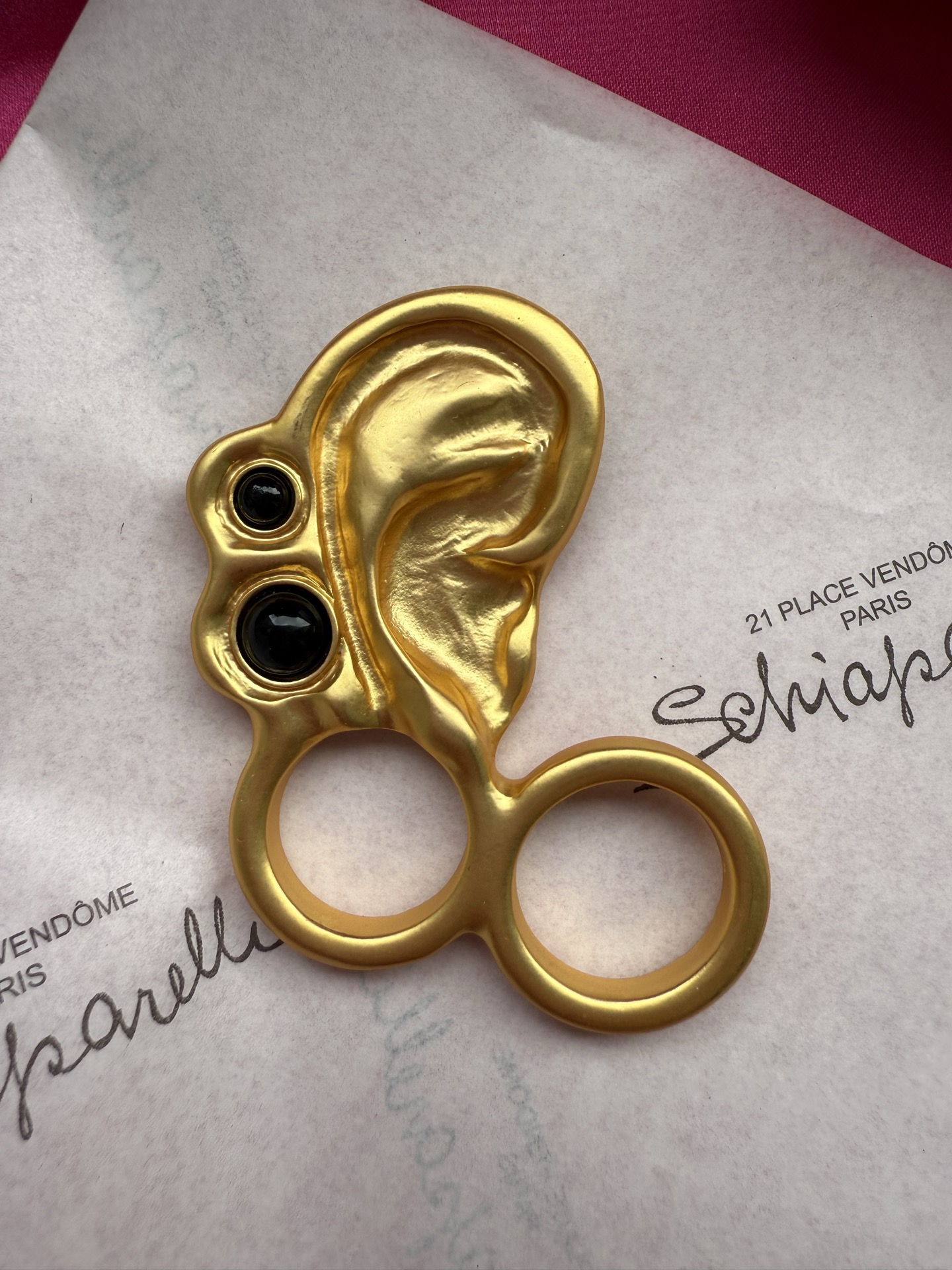 Брошь в виде уха с черными камнями Schiaparelli