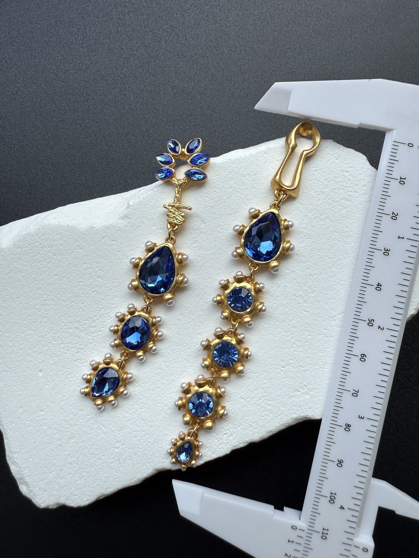 Серьги с синими камнями и золотым покрытием Schiaparelli