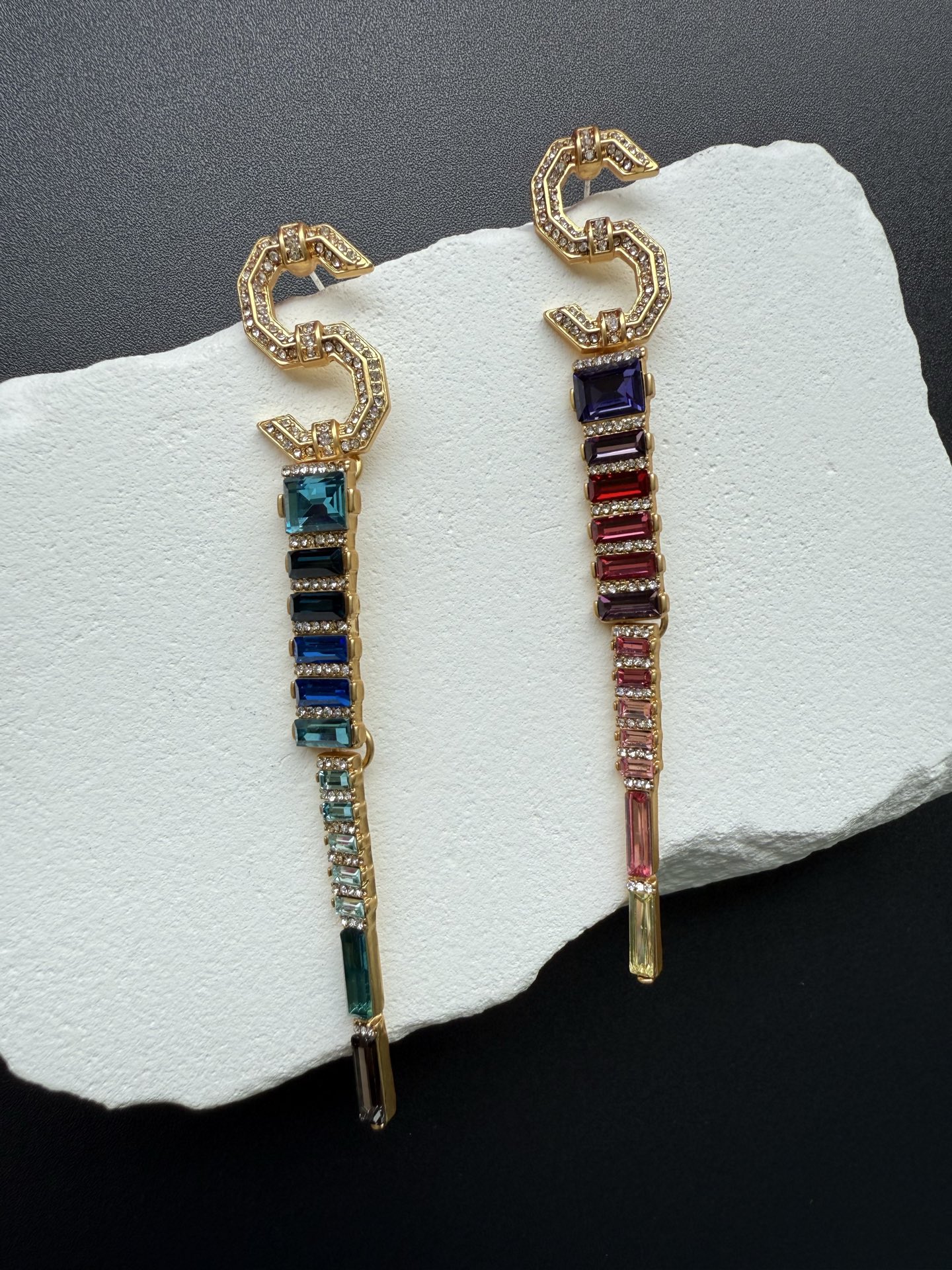 Серьги с разноцветными камнями Schiaparelli