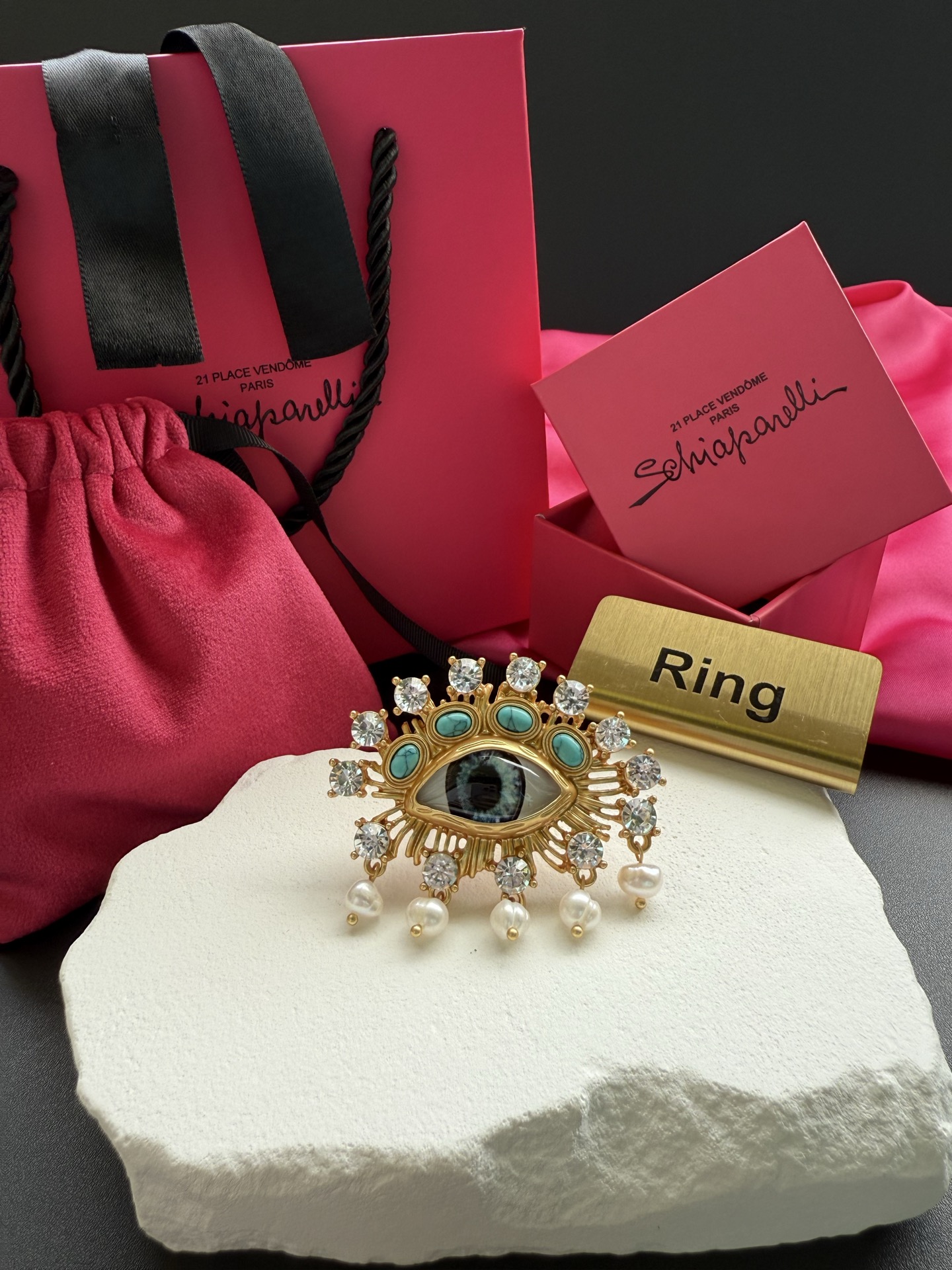 Брошь в виде глаза с кристаллами и жемчугом Schiaparelli