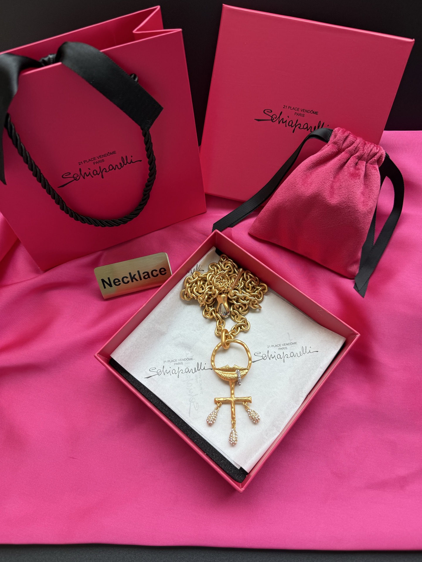 Золотистое колье с подвеской Schiaparelli