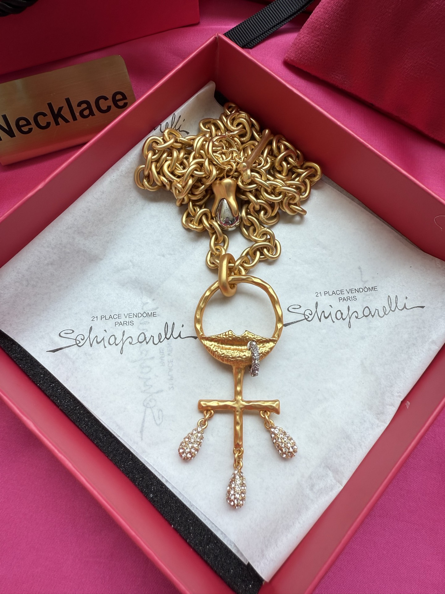 Золотистое колье с подвеской Schiaparelli