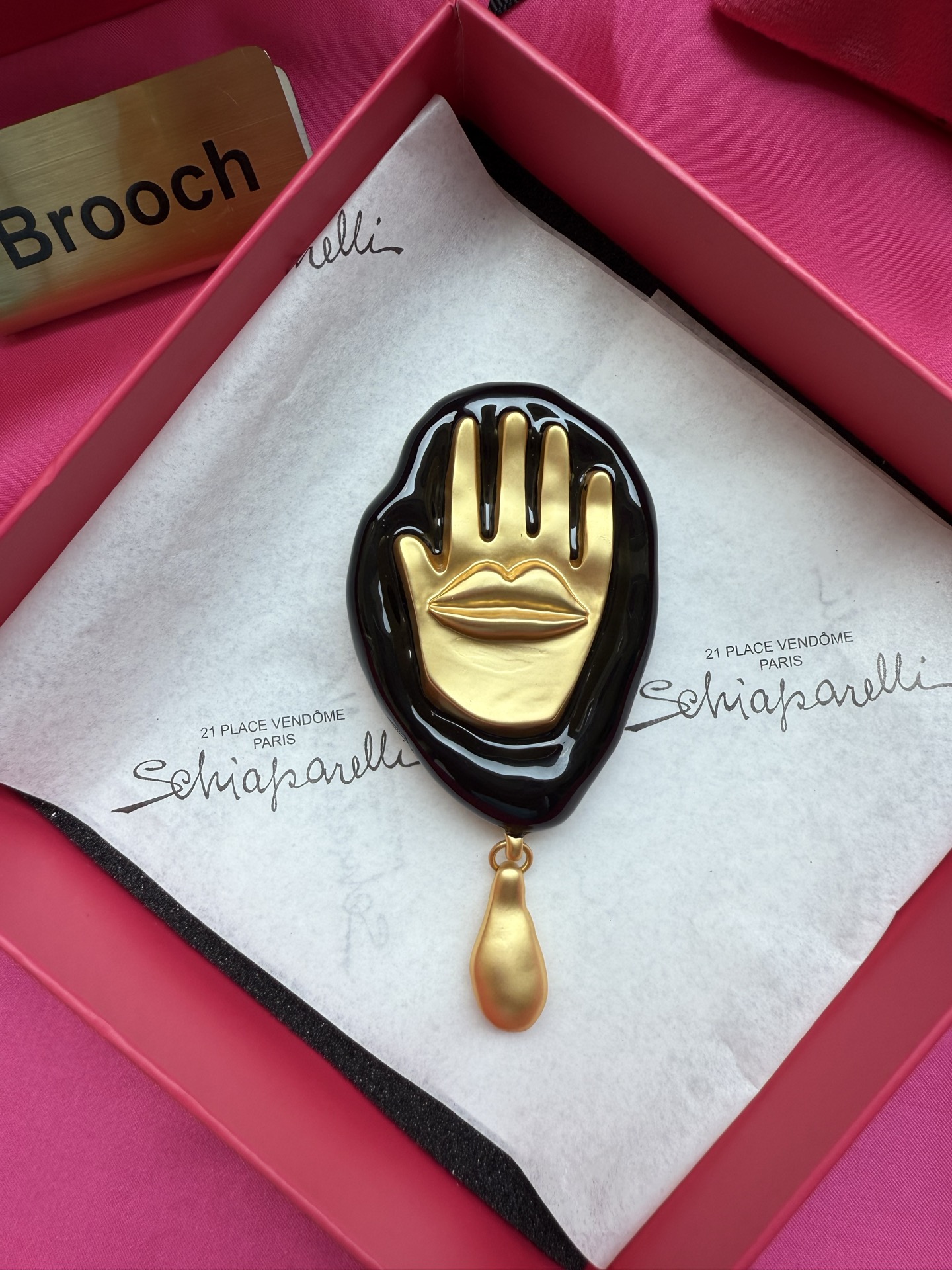 Брошь Schiaparelli в виде руки с золотым оттенком
