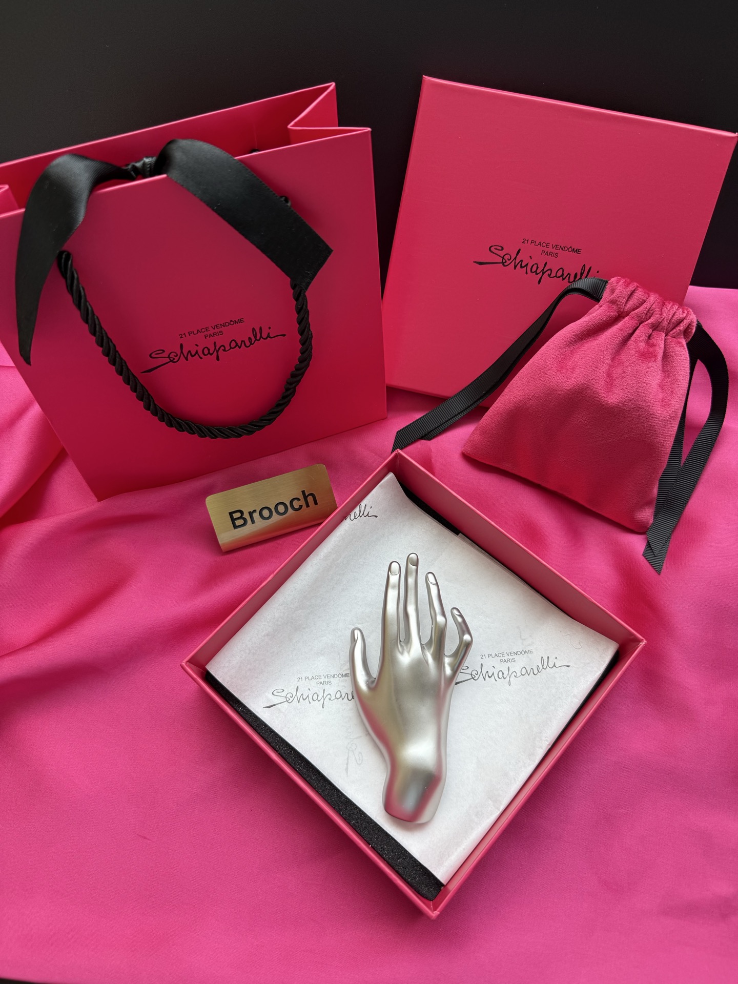 Брошь в форме руки Schiaparelli