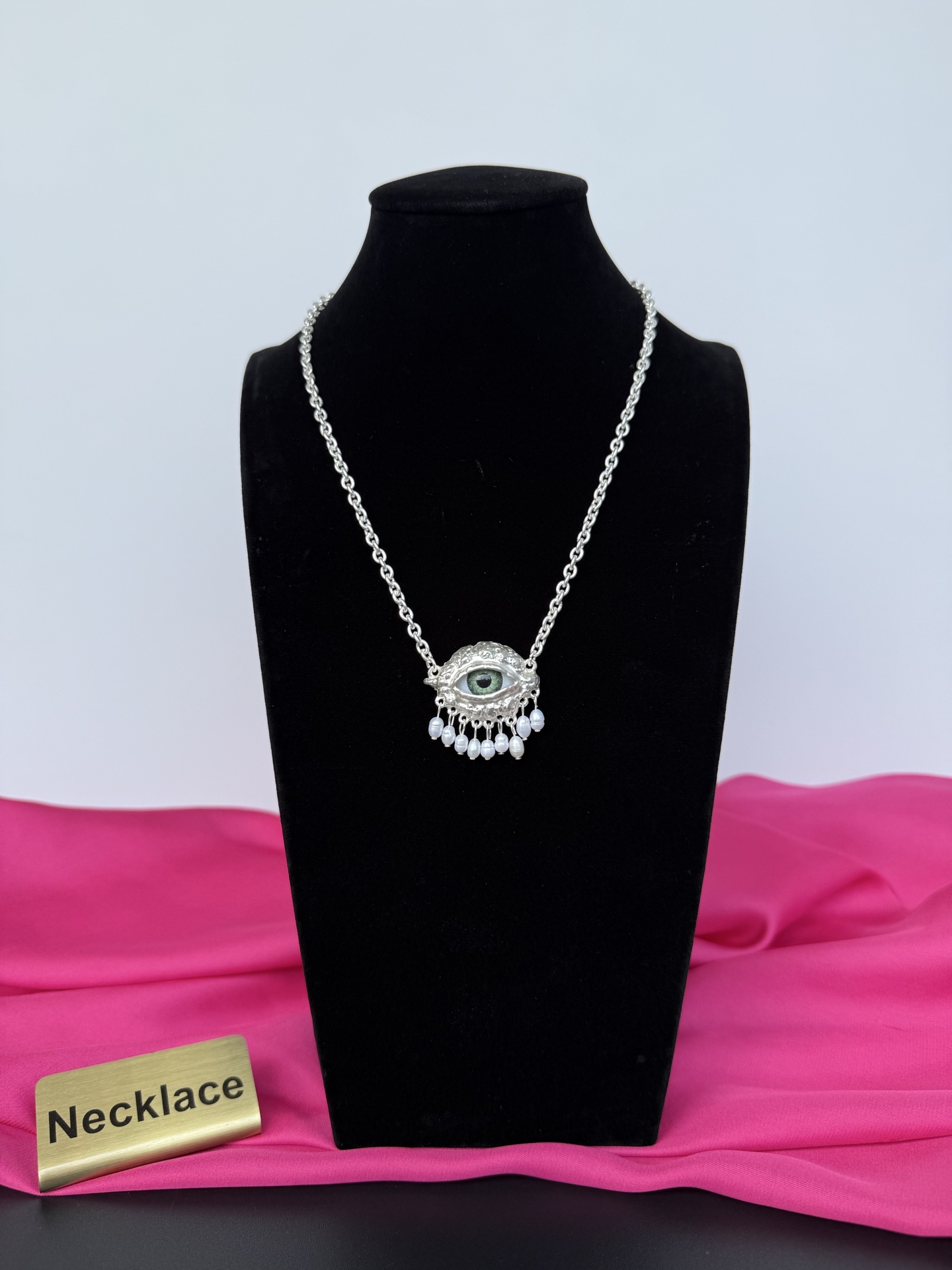 Колье с глазом Schiaparelli