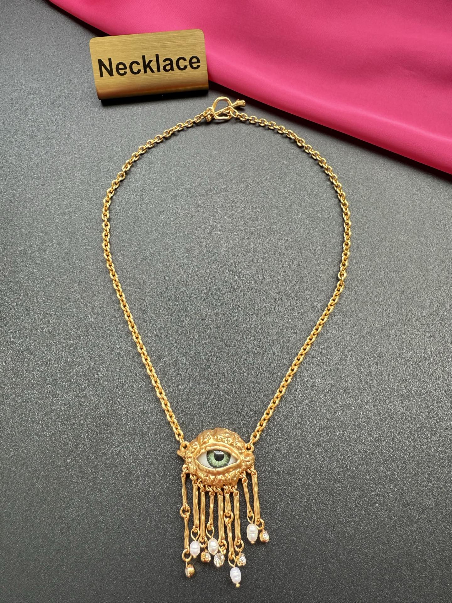 Колье с подвеской в виде глаза Schiaparelli