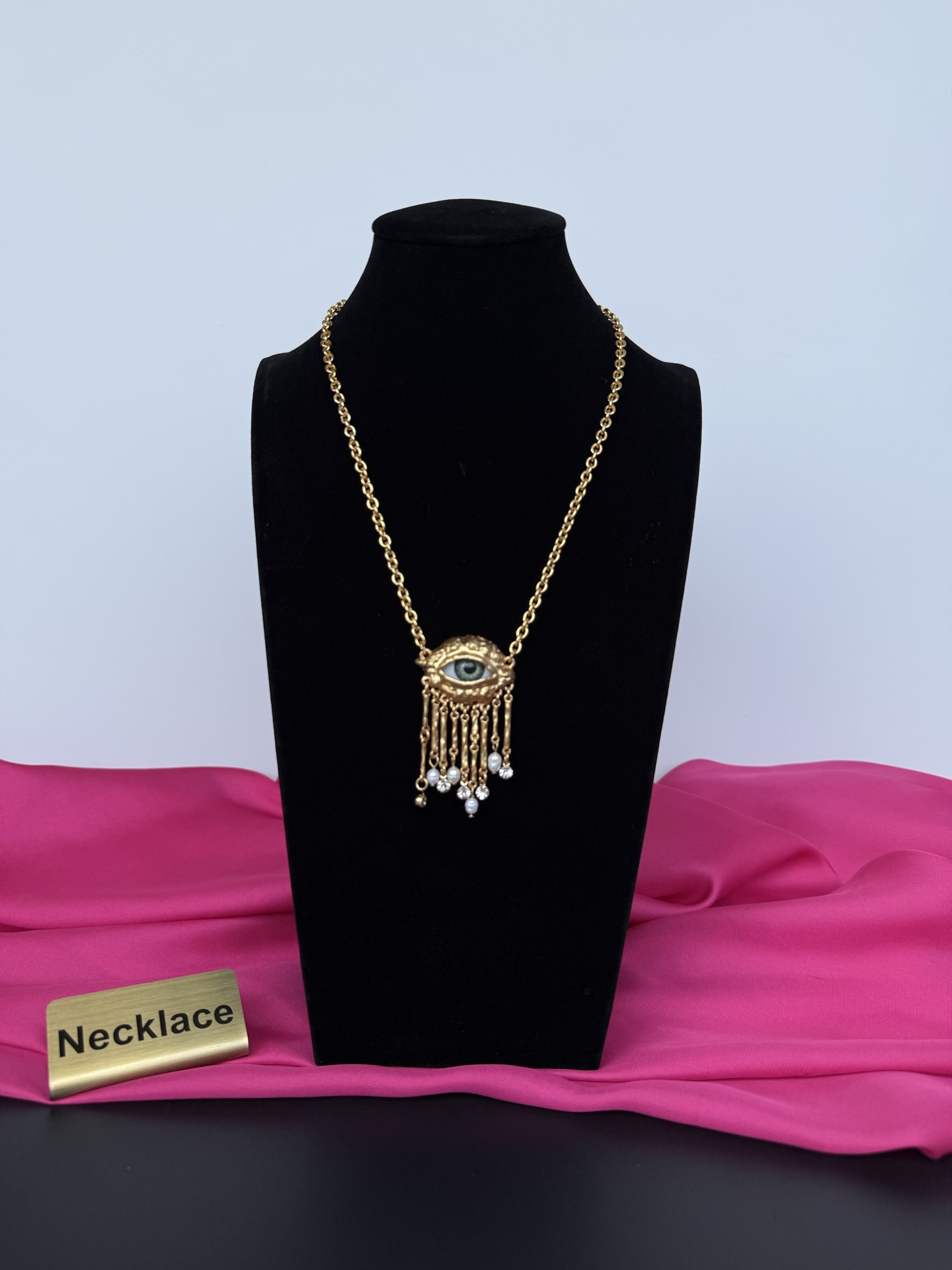 Колье с подвеской в виде глаза Schiaparelli