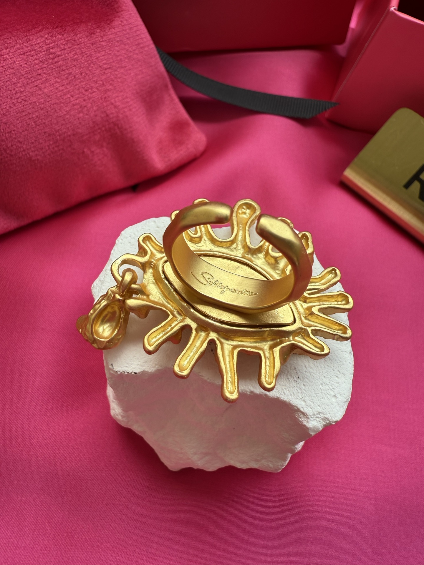 Золотистое кольцо с глазом Schiaparelli