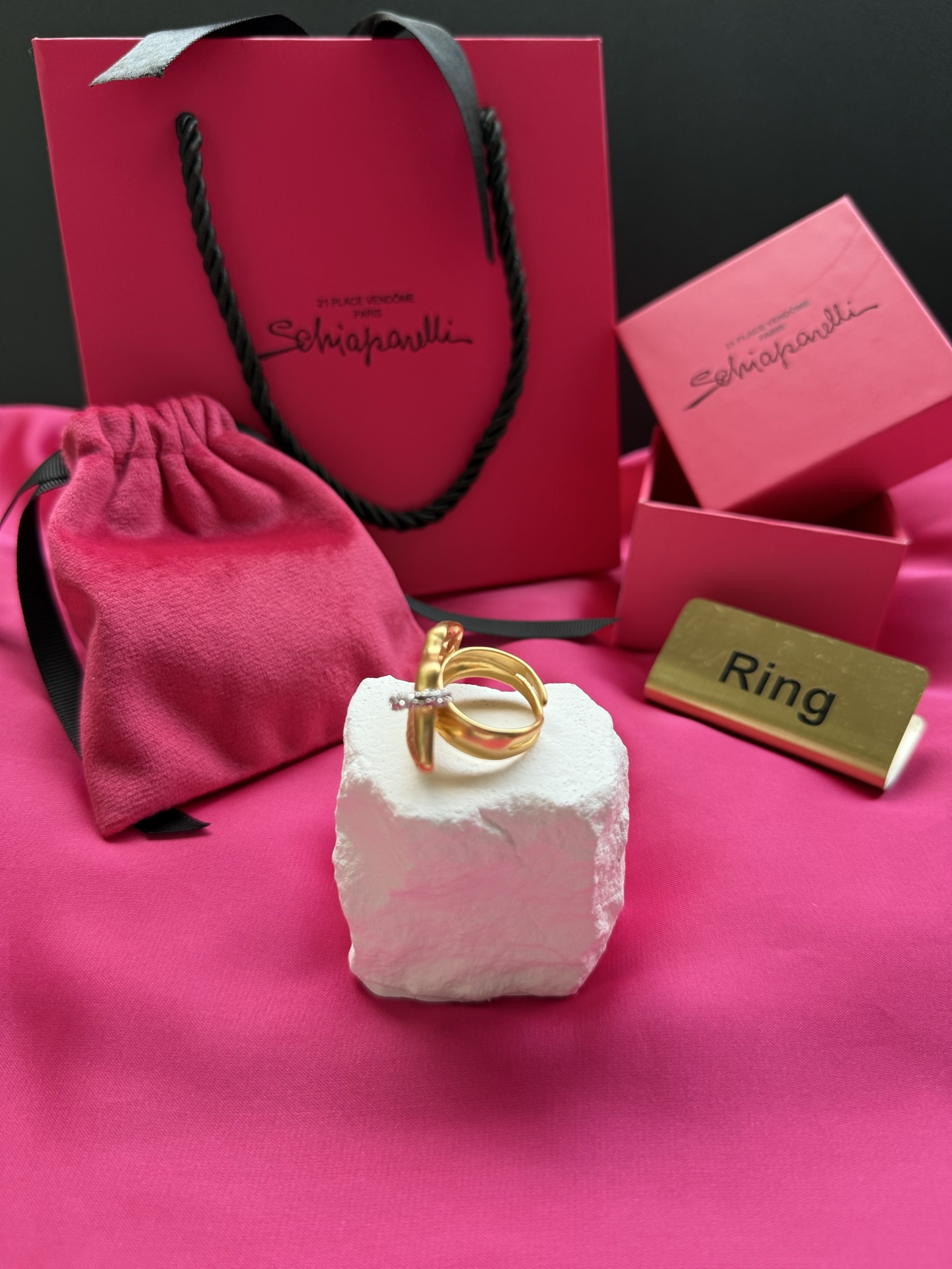 Кольцо в форме губ с кристаллом Schiaparelli