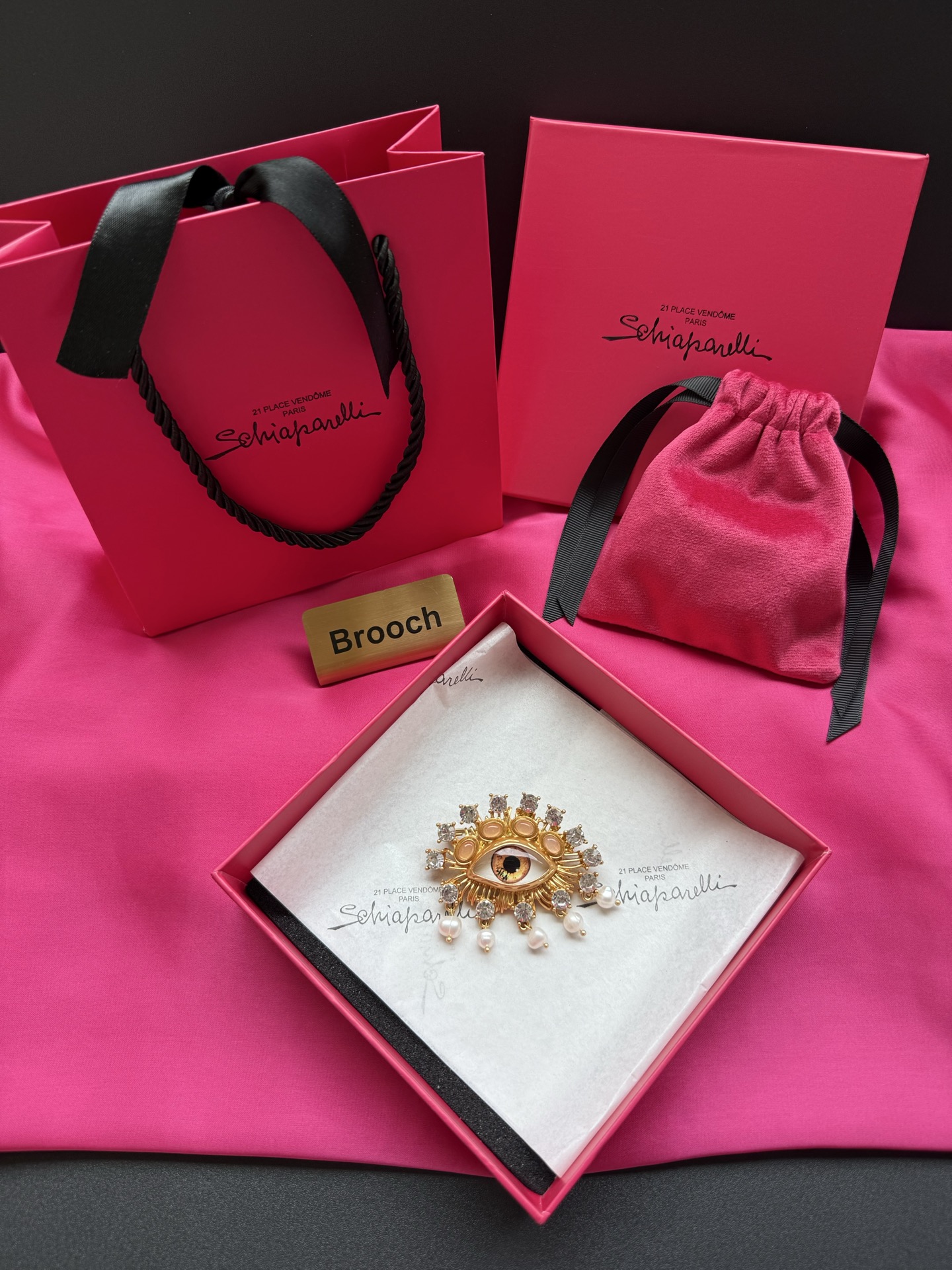 Брошь Schiaparelli в виде глаза
