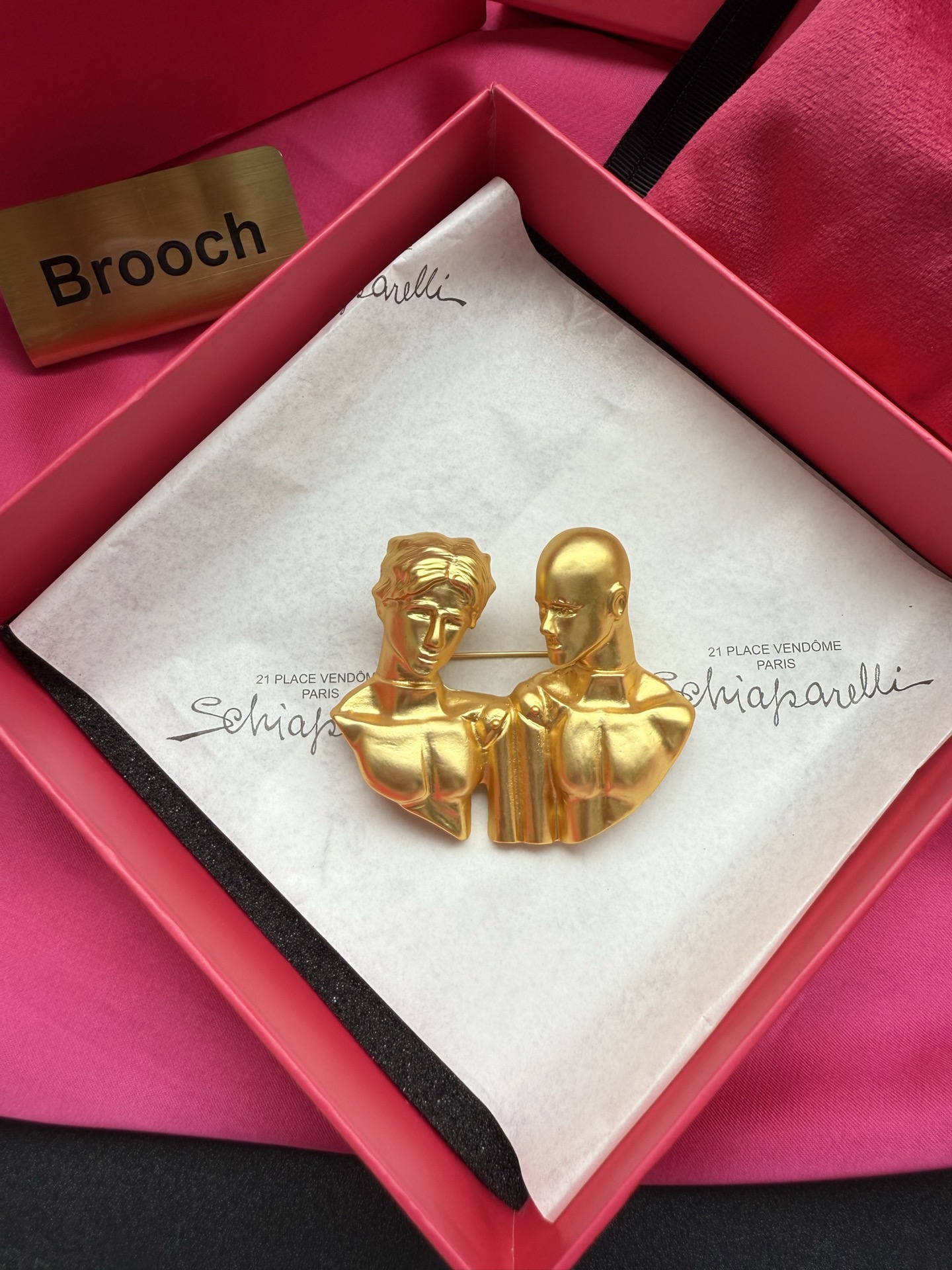 Брошь Schiaparelli в виде фигурки