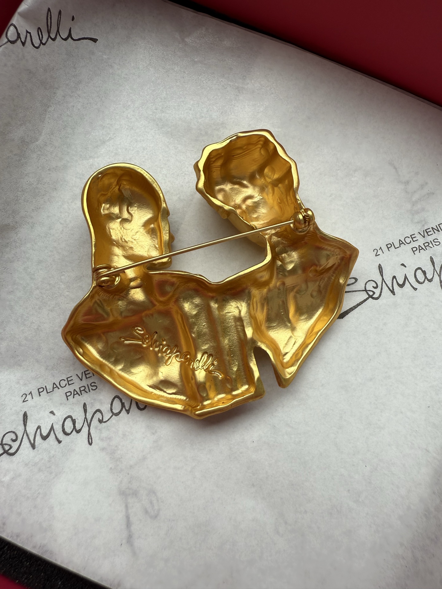 Брошь Schiaparelli в виде фигурки
