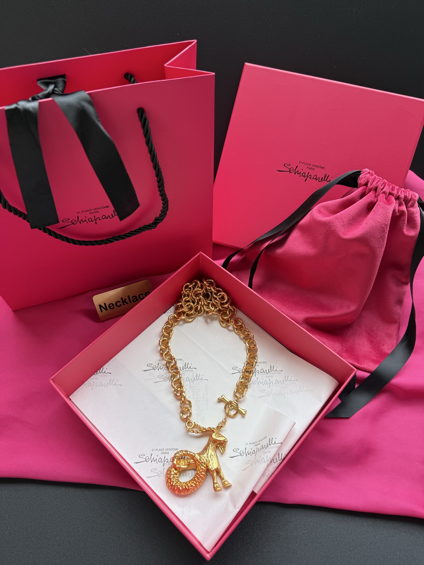 Золотистое колье с подвеской в виде козы Schiaparelli