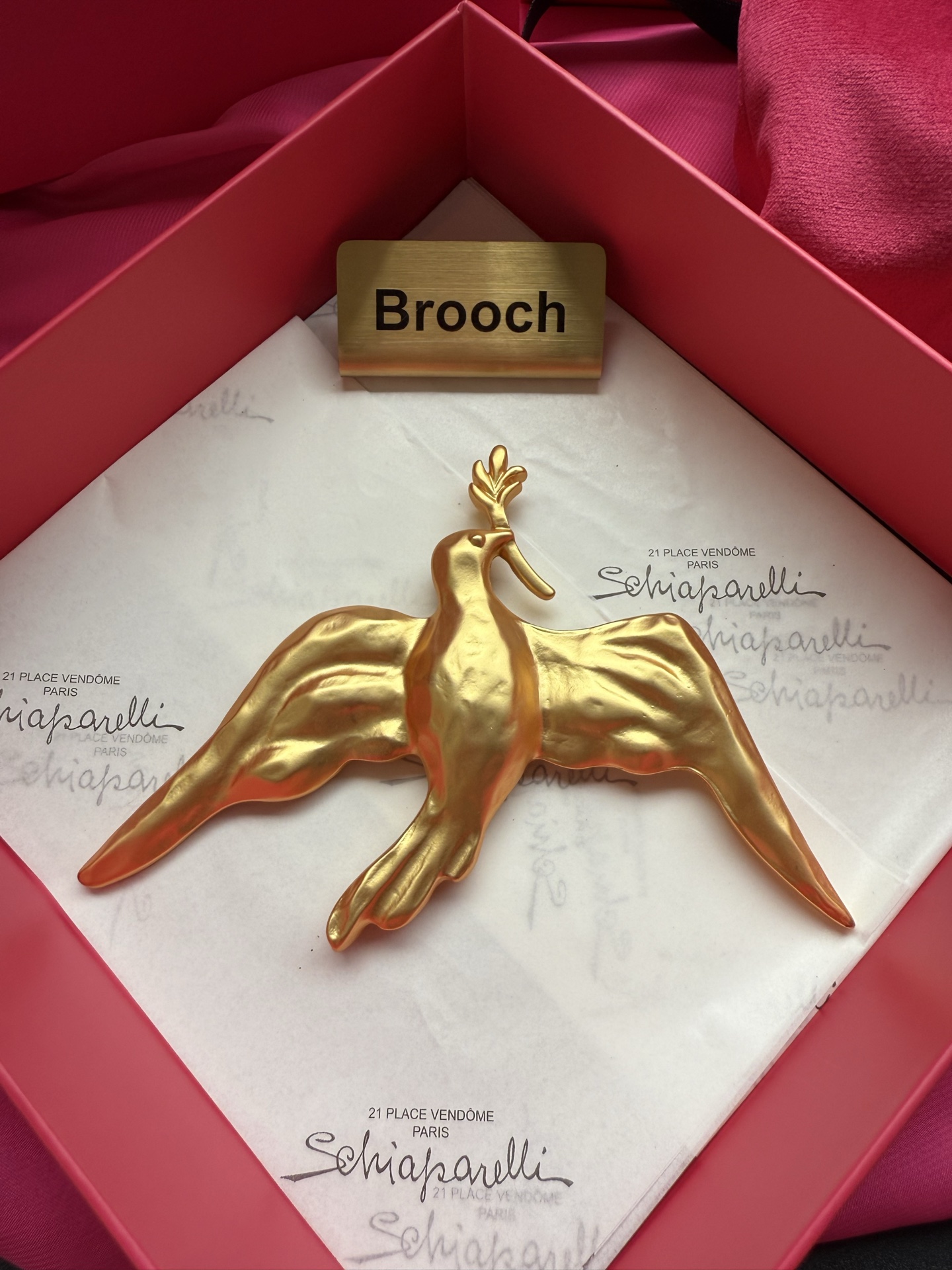 Брошь Schiaparelli в виде птицы