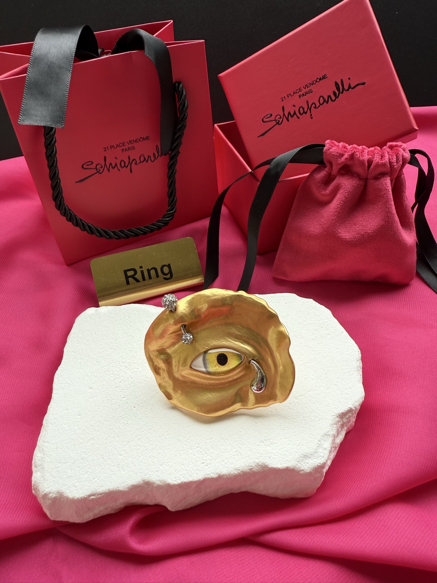 Золотистое кольцо с глазом от Schiaparelli