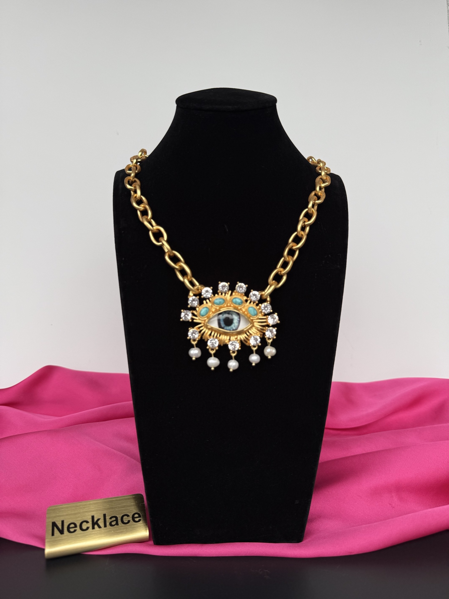 Колье с глазом Schiaparelli