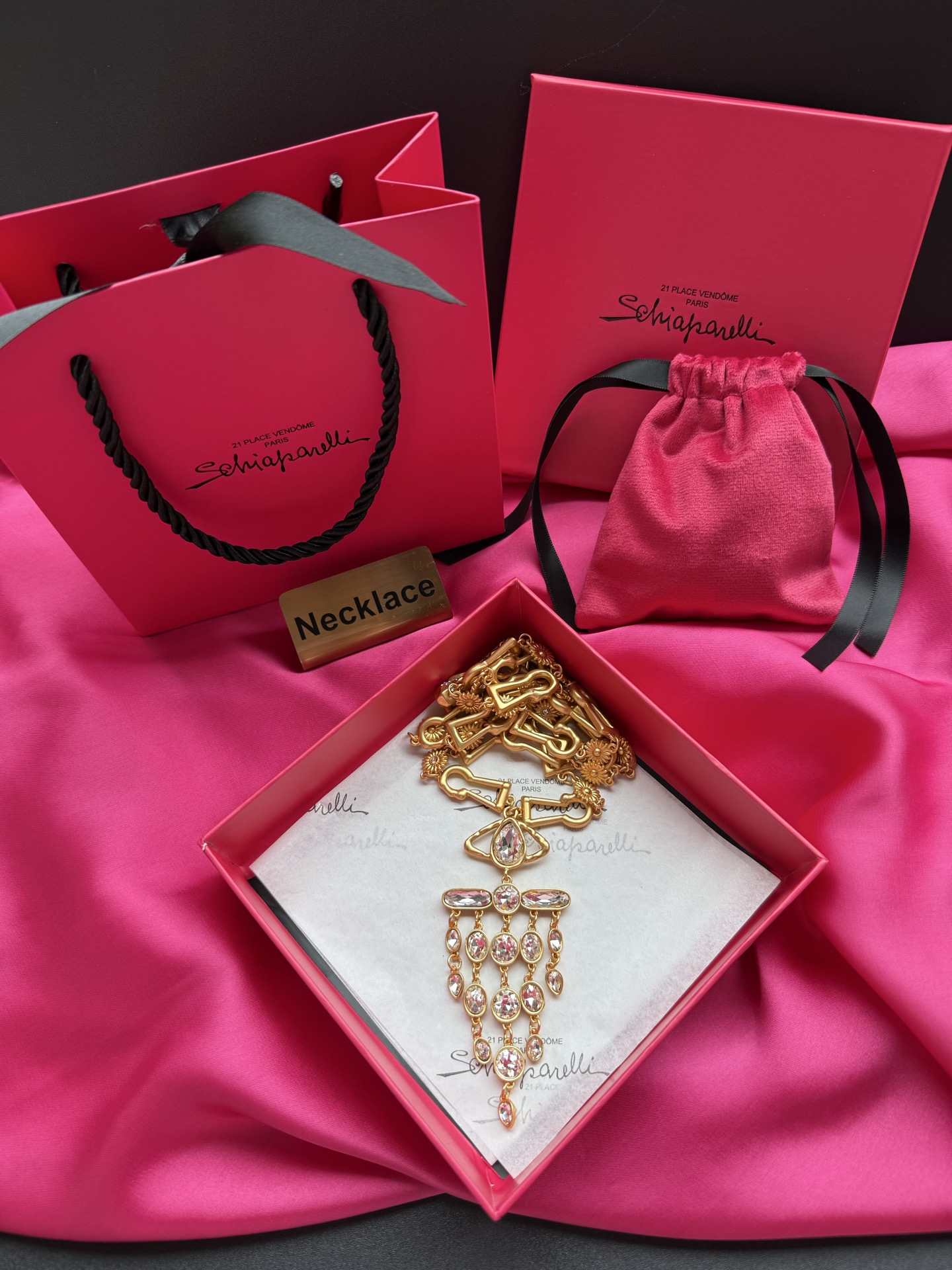 Золотистое колье с кристаллами Schiaparelli