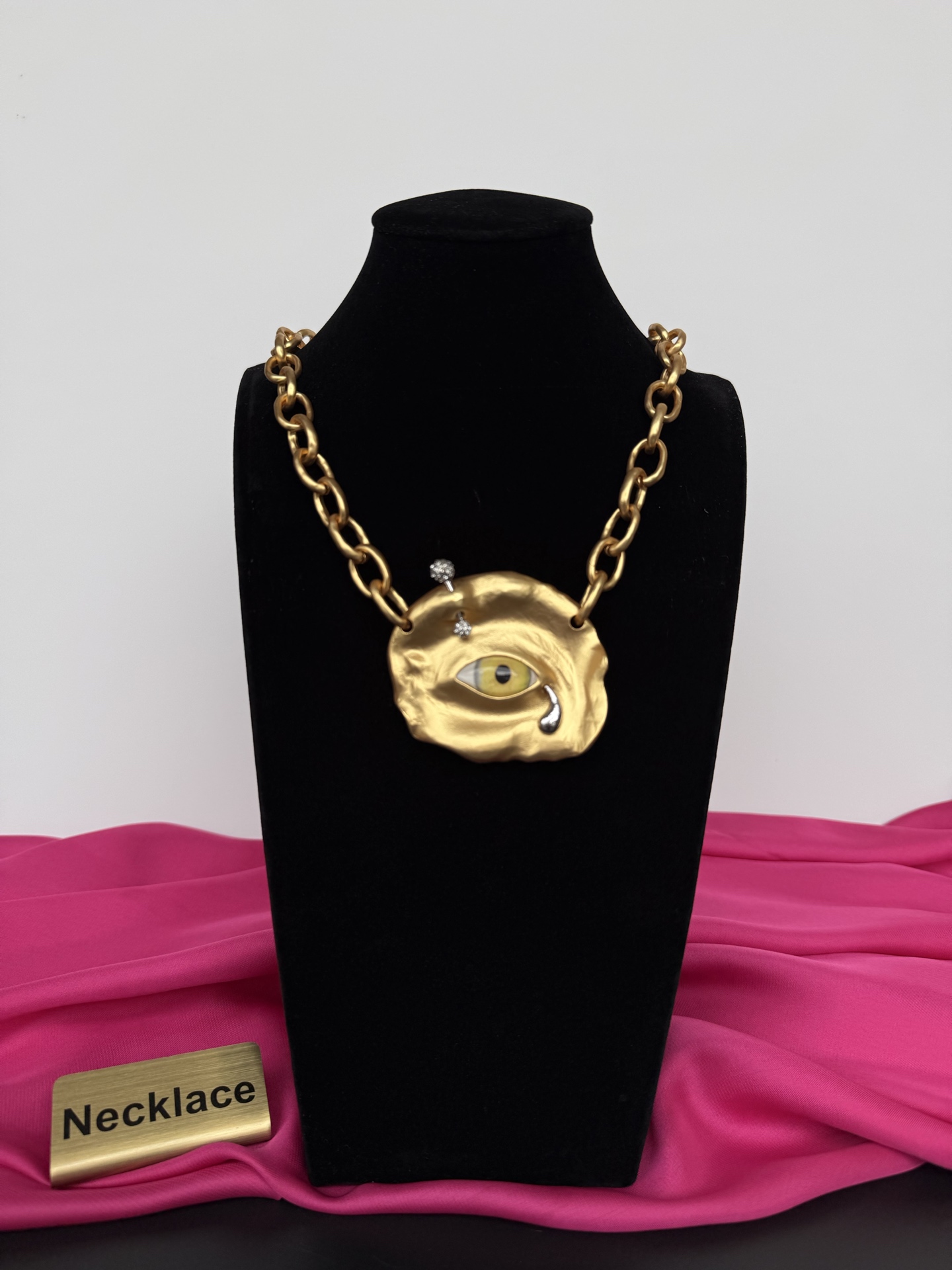 Колье с глазом Schiaparelli