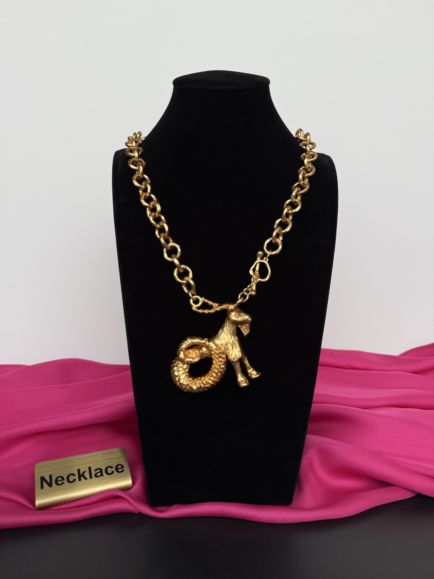 Золотистое колье с подвеской в виде козы Schiaparelli