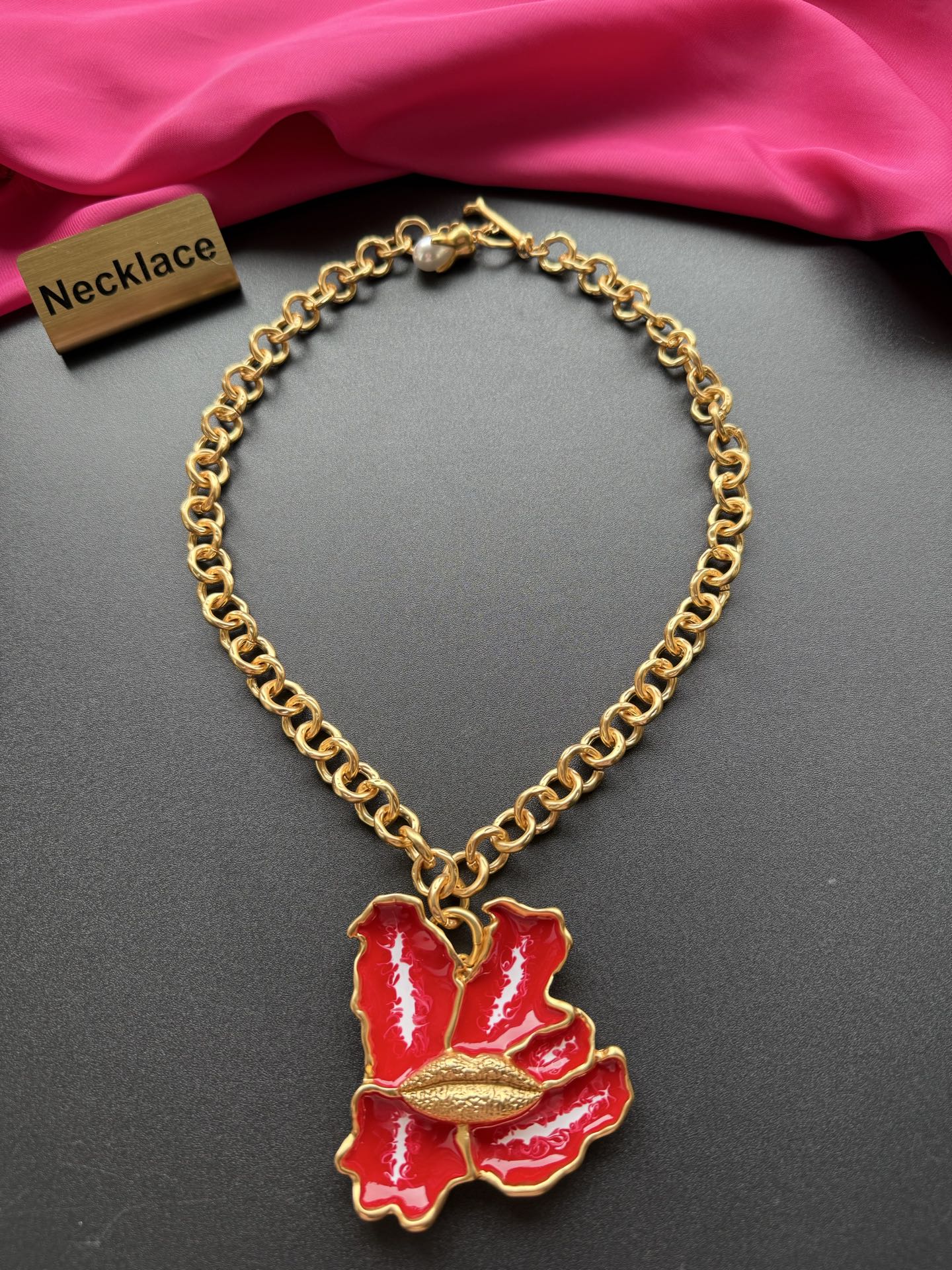 Колье с красным цветком Schiaparelli