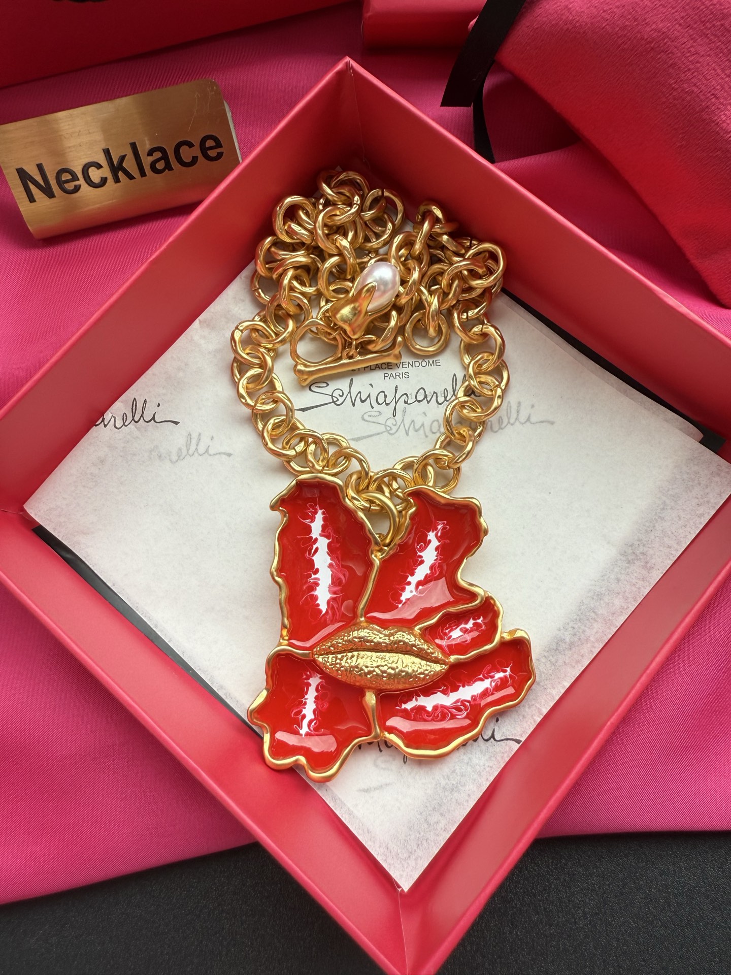 Колье с красным цветком Schiaparelli